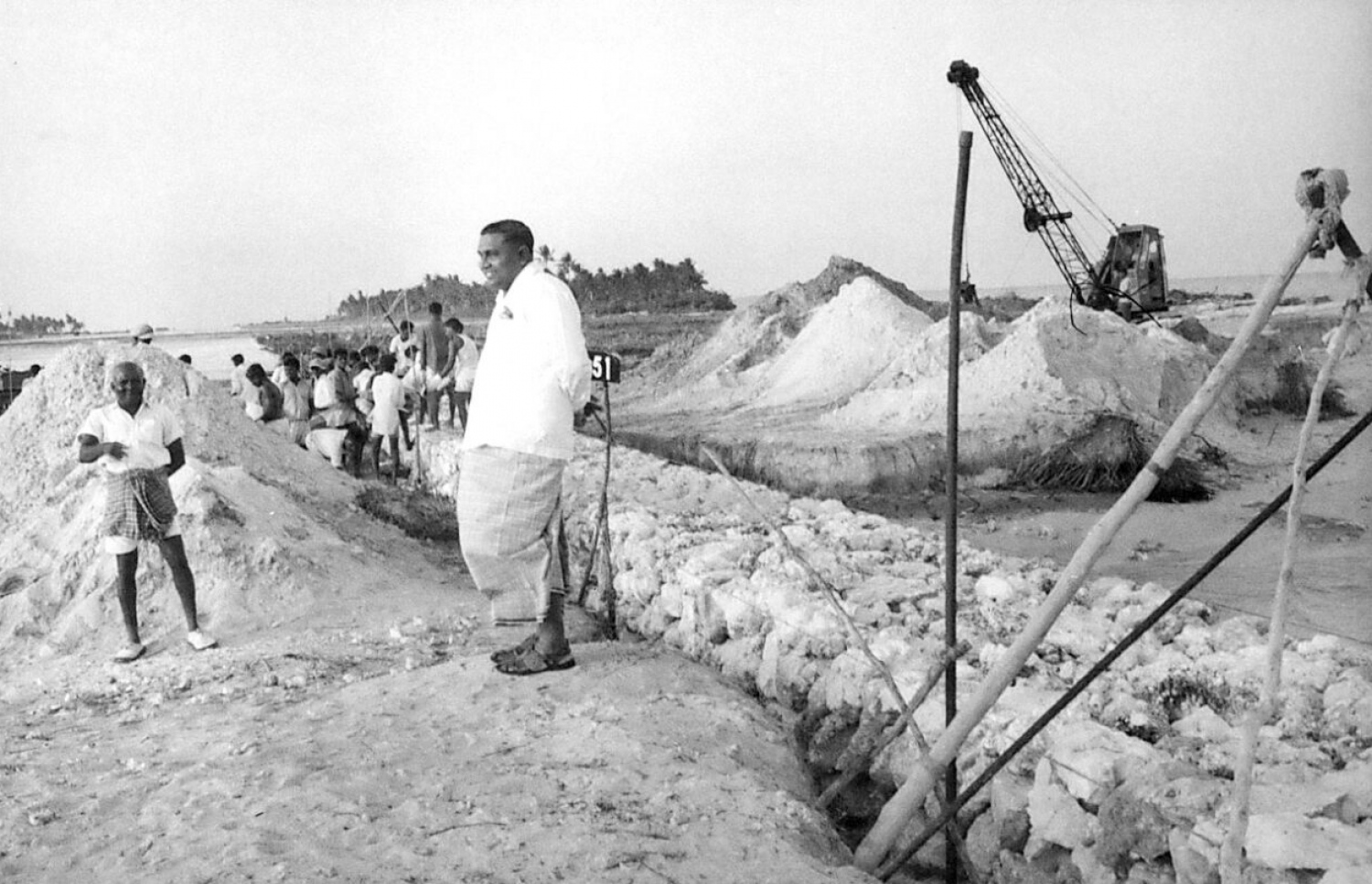 އެއާޕޯޓު އެޅުމަށް އެންމެ ފުރަތަމަ ކުރި މަސައްކަތްތަކުގެ ކުރިން. އެއާޕޯޓަށް މިއަދު 58 އަހަރު މިވަނީ ވެފައި -- ފޮޓޯ: އެމްއޭސީއެލް