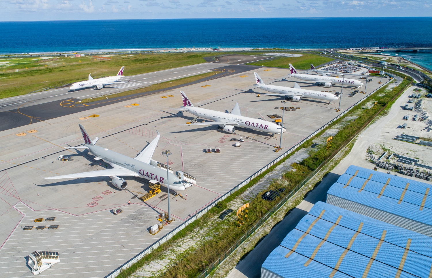 ވެލާނާ އިންޓަނޭޝަނަލް އެއާޕޯޓު. އެއާލައިންތަކުގެ ޓިކެޓް އަގު ބޮޑުވުމުން، ޓޫރިސްޓުން އައުމަށް ހުރަސްތައް ކުރިމަތިވާ ކަމަށް ދާއިރާގެ ތަޖުރިބާކާރުން ފާހަގަކުރައްވާ -- ފޮޓޯ: އެމްއޭސީއެލް