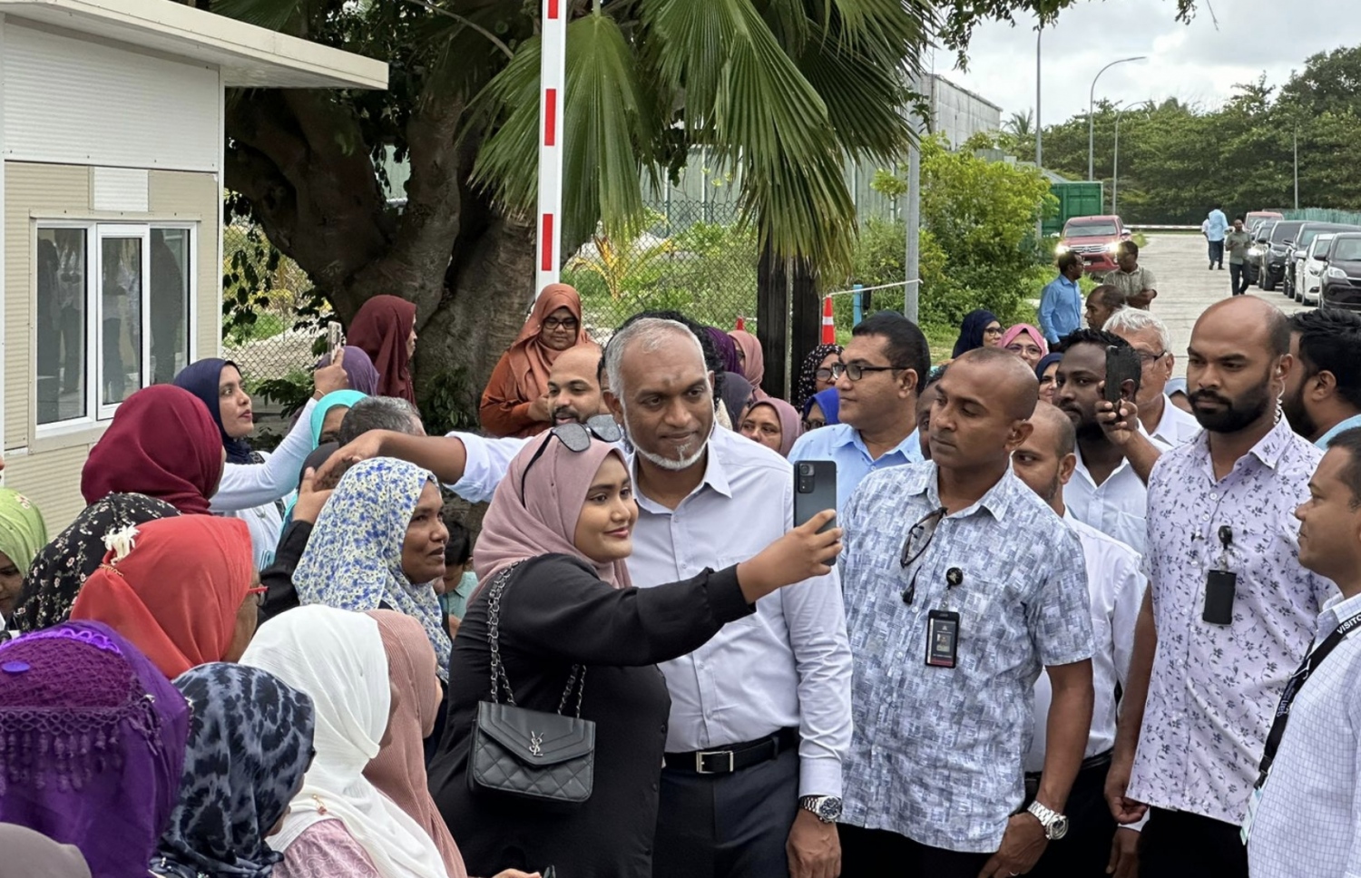 ރައީސް މުއިއްޒު އައްޑުއަށް ވަޑައިގަތުމުން އެމަނިކުފާނަށް ހޫނު މަރުހަބާއެއް ވަނީ ދަންނަވާފައި