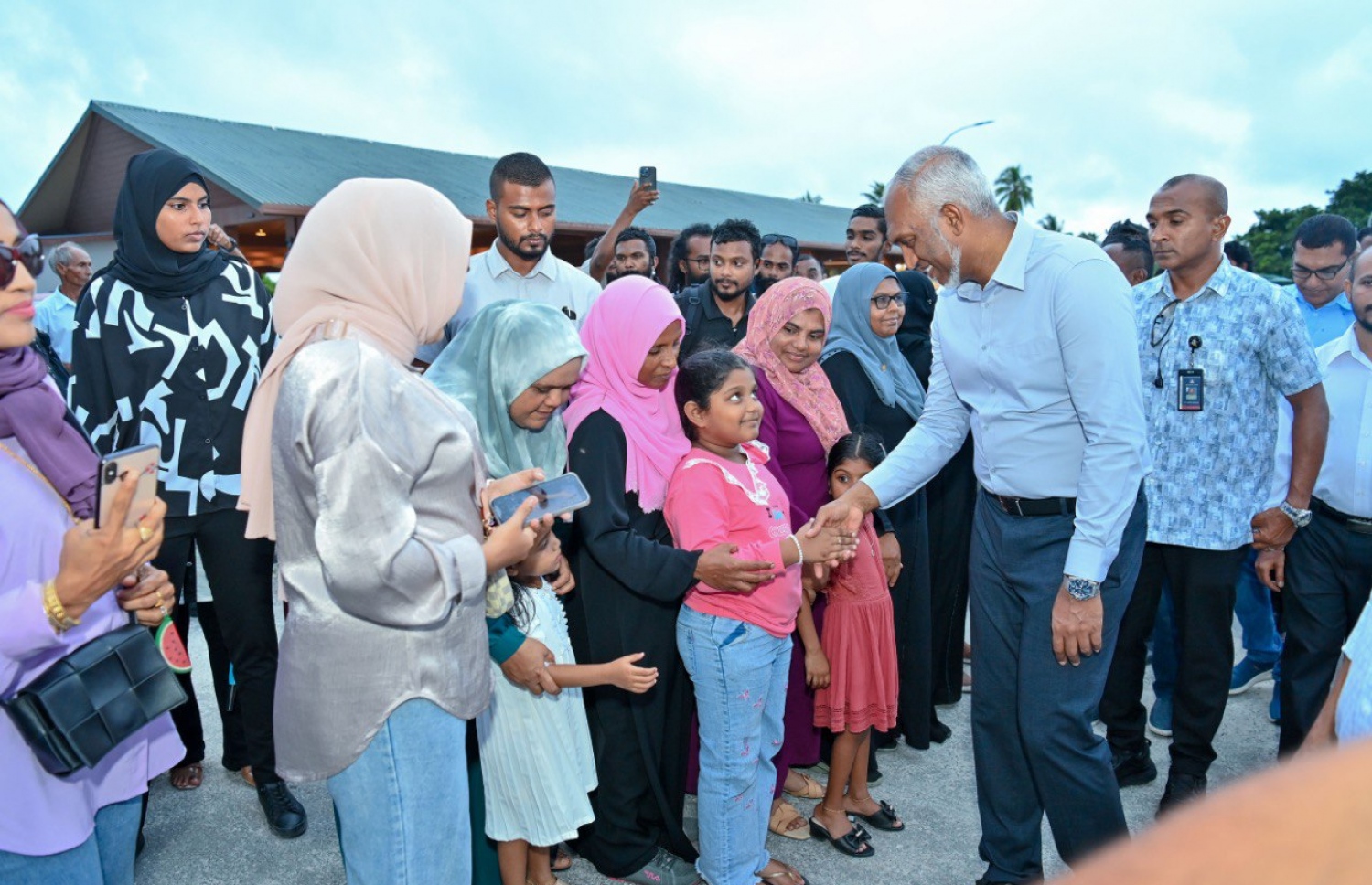 ރައީސް މުއިއްޒު މިއަދު ހަވީރު އައްޑު އަށް ވަޑައިގަތުމުން ގަމުން މަރުހަބާ ދަންނަވަނީ.