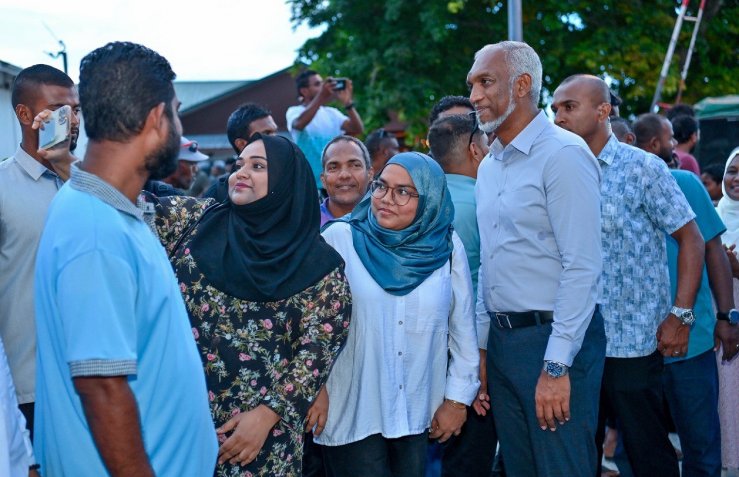 ރައީސް މުއިއްޒު މިއަދު ހަވީރު އައްޑު އަށް ވަޑައިގަތުމުން ގަމުން މަރުހަބާ ދަންނަވަނީ.