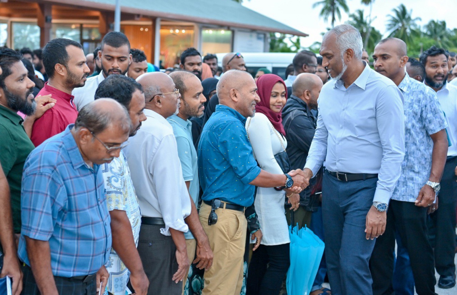 ރައީސް ޑރ. މުއިއްޒު އައްޑުއަށް ވަޑައިގަތުމުން އެމަނިކުފާނަށް މަރުހަބާ ދެންނެވުމަށް ގަން އެއާޕޯޓަށް ގޮސް ތިބި މީހުންނާ ސަލާމް ކުރައްވަނީ -- ފޮޓޯ: ޕީއެންސީ