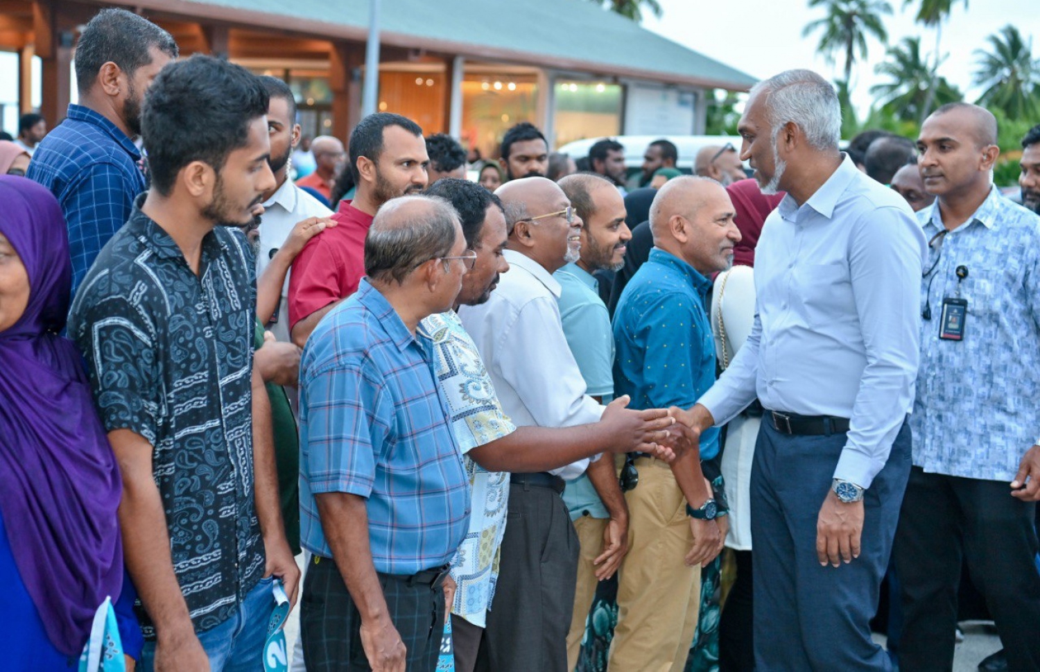 ރައީސް ޑރ. މުއިއްޒު އައްޑުއަށް ވަޑައިގަތުމުން އެމަނިކުފާނަށް މަރުހަބާ ދެންނެވުމަށް ގަން އެއާޕޯޓަށް ގޮސް ތިބި މީހުންގެ ތެރެެއިން ކުޑަކުދިންގެ ހާއްސަ ޑޮކްޓަރު އަބްދުﷲ އަފީފް އާ ސަލާމް ކުރައްވަނީ -- ފޮޓޯ: ޕީއެންސީ