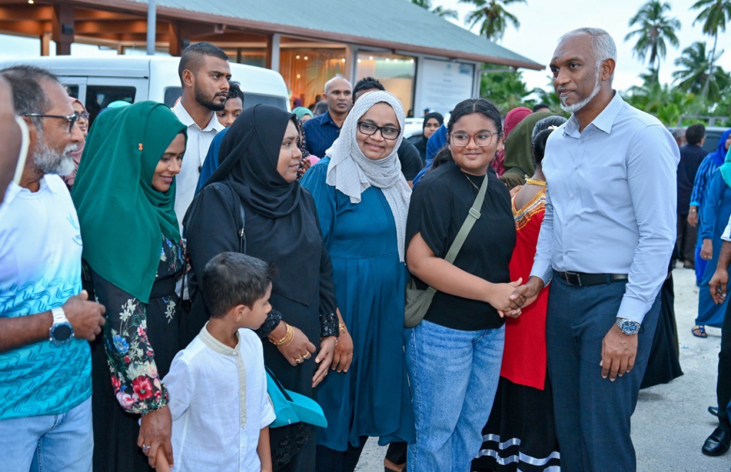 ރައީސް މުއިއްޒު އައްޑުއަށް ވަޑައިގަތުމުން ގަމުން މަރުހަބާ ކިޔަން ނިކުމެހުރި ކުޑަ ކުއްޖަކާ ސަލާންކުރައްވަނީ -- ފޮޓޯ: ޕީއެންސީ