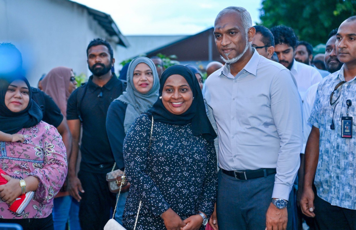 ރައީސް އައްޑުއަށް ވަޑައިގެން މަރުހަބާ ކިޔަން ނިކުމެހުރި މީހަކާއެކު ފޮޓޯއެއް ނަގާލަނީ -- ފޮޓޯ: ޕީއެންސީ