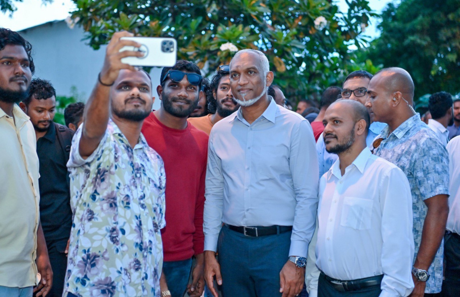 ރައީސް ޑރ. މުއިއްޒު އައްޑުއަށް ވަޑައިގަތުމުން އެމަނިކުފާނަށް މަރުހަބާ ދެންނެވުމަށް ގަން އެއާޕޯޓަށް ގޮސް ތިބި މީހުންގެ ތެރެެއިން ބައެއް މީހުންނާ އެކު ފޮޓޯ ނަންގަވަނީ -- ފޮޓޯ: ޕީއެންސީ