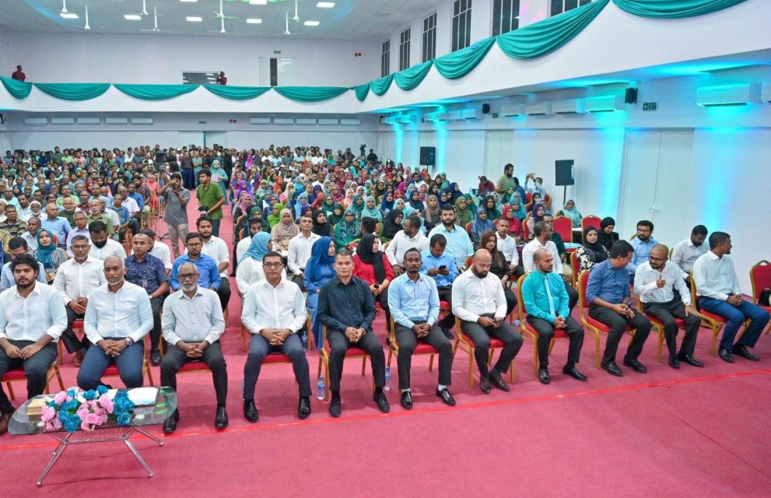 ރައީސް ޑރ މުއިއްޒު ހިތަދޫގެ ރައްޔިތުންނާ ބައްދަލުކުރެއްވުމަށް އައްޑޫ ހައިސުކޫލްގައި ބޭއްވި ޖަލްސާ ކުރިއަށް ދަނީ -- ފޮޓޯ: ޕީއެންސީ