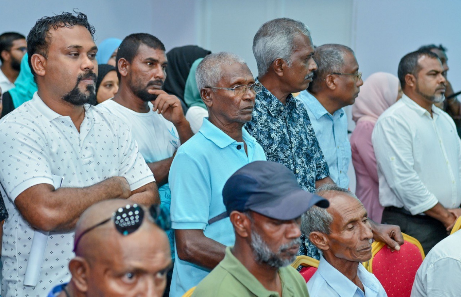 ރައީސް ޑރ. މުއިއްޒު ހިތަދޫގެ ރައްޔިތުންނާ ބައްދަލުކުރެއްވުމަށް އައްޑޫ ހައިސްކޫލްގައި ބޭއްވި ޖަލްސާ: މި ޖަލްސާގައި އައްޑޫގެ ގިނަ ބަޔަކު ވަނީ ބައިވެރިވެފައި -- ފޮޓޯ: ޕީއެންސީ