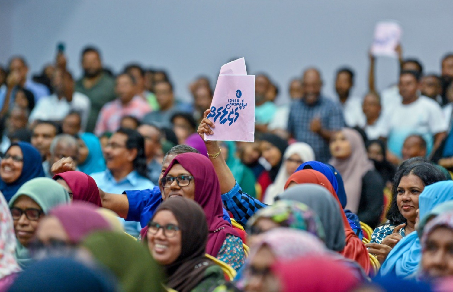 ހިތަދޫގައި ބާއްވާ ޖަލްސާގައި ގިނަ އަދަދެއްގެ ޕީޕީއެމް/ ޕީއެންސީ ސަޕޯޓަރުން ވަނީ ބައިވެރިވެފައި. -- ފޮޓޯ: ޕީއެންސީ