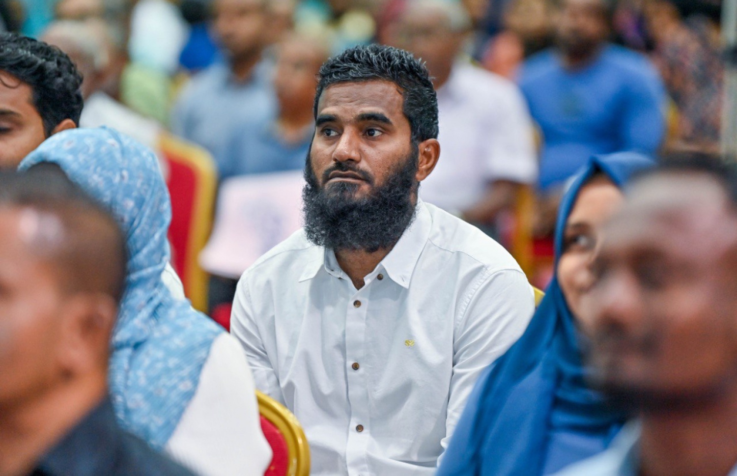 ރައީސް ޑރ. މުއިއްޒު ހިތަދޫގެ ރައްޔިތުންނާ ބައްދަލުކުރެއްވުމަށް އައްޑޫ ހައިސްކޫލްގައި ބޭއްވި ޖަލްސާގައި މަޝްހޫރު ފުޓްބޯޅަ ކުޅުންތެރިޔާ އަލީ އަޝްފާގް ބައިވެރިވަނީ -- ފޮޓޯ: ޕީއެންސީ