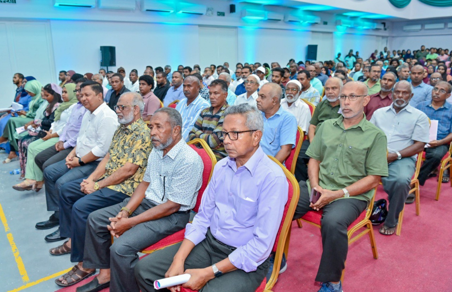 ރައީސް ޑރ. މުއިއްޒު ހިތަދޫގެ ރައްޔިތުންނާ ބައްދަލުކުރެއްވުމަށް އައްޑޫ ހައިސްކޫލްގައި ބޭއްވި ޖަލްސާ: މި ޖަލްސާގައި އައްޑޫގެ ގިނަ ބަޔަކު ވަނީ ބައިވެރިވެފައި -- ފޮޓޯ: ޕީއެންސީ