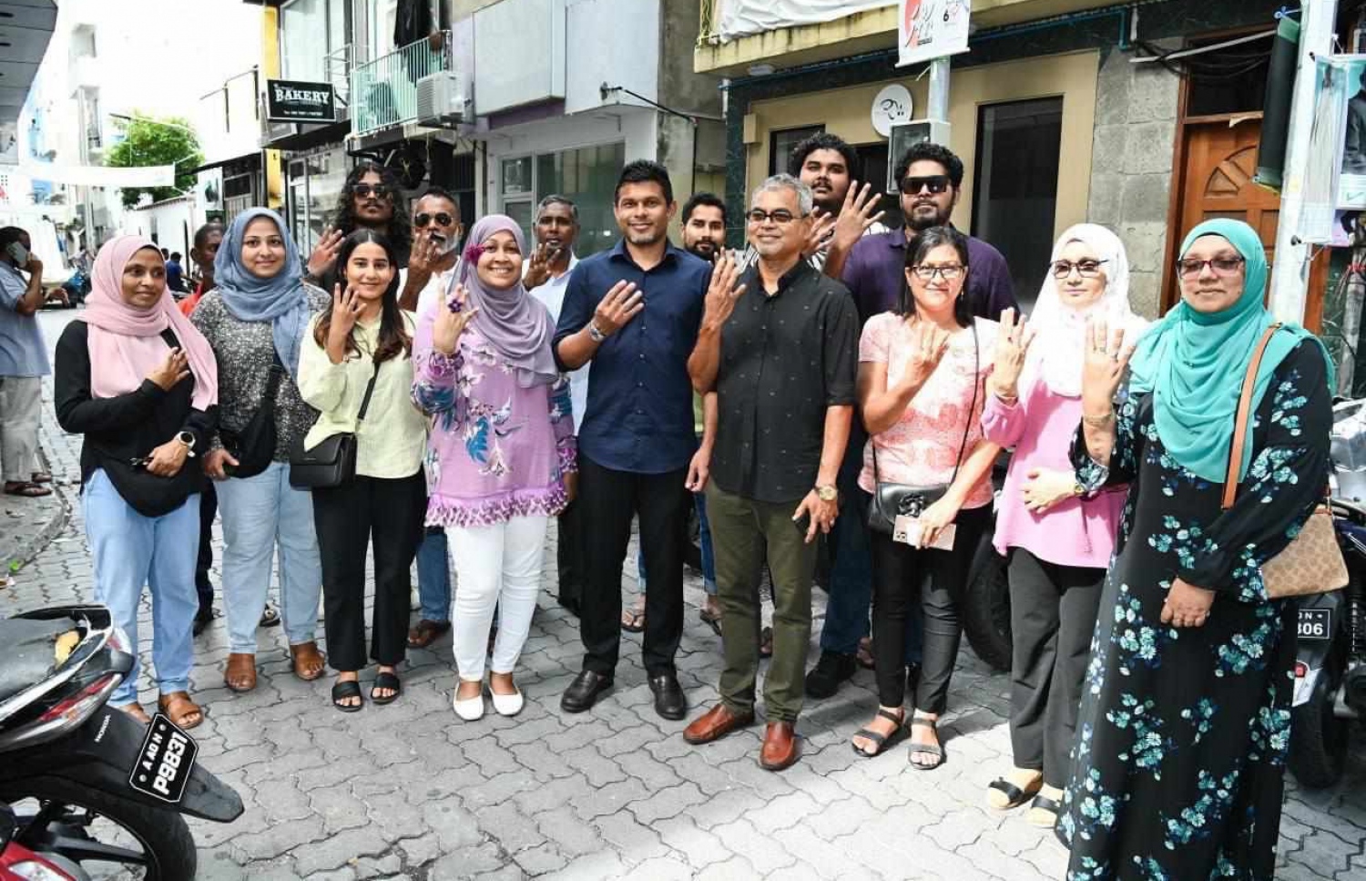 އާނަ، ނައިބު ރައީސް ހުސައިން މުހައްމަދު ލަތީފާއި ތިމާވެއްޓާ ބެހޭ މިނިސްޓަރު ތޯރިގު އަދި އެހެން ސަޕޯޓަރުންނާ އެކު ފޮޓޯއެއް ނަގަނީ.