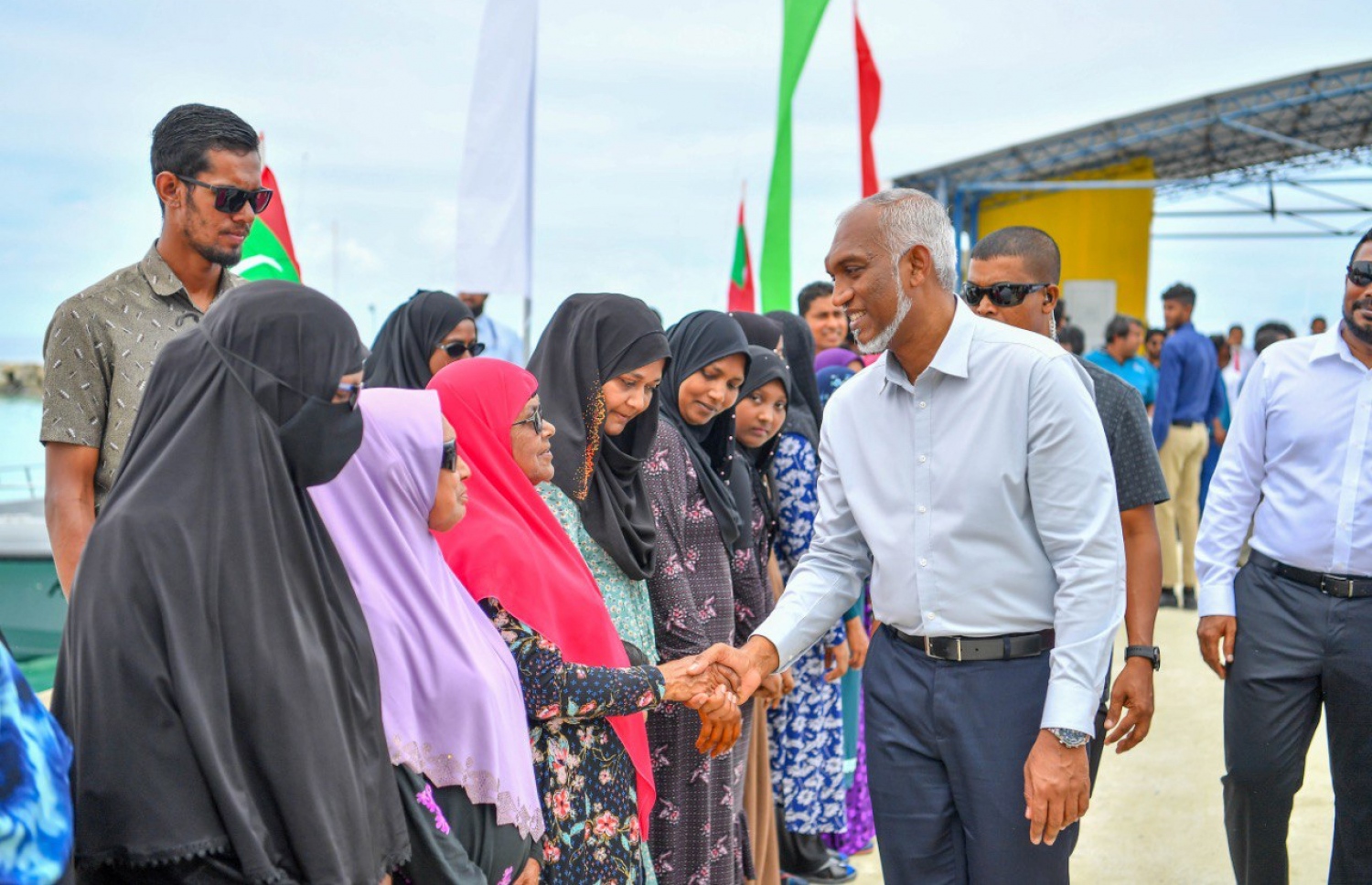 ރައީސް ފީއަލީގައި: އަންހެނުންގެ ތަރައްގީއަށް މަސައްކަތް ކުރާ ކޮމިޓީތަކަށް ދިމާވެފައިވާ ދަތިތައް ހައްލުކޮށްދެއްވާނެ ކަމަށް ވިދާޅުވި. -- ފޮޓޯ: ރައީސް އޮފީސް
