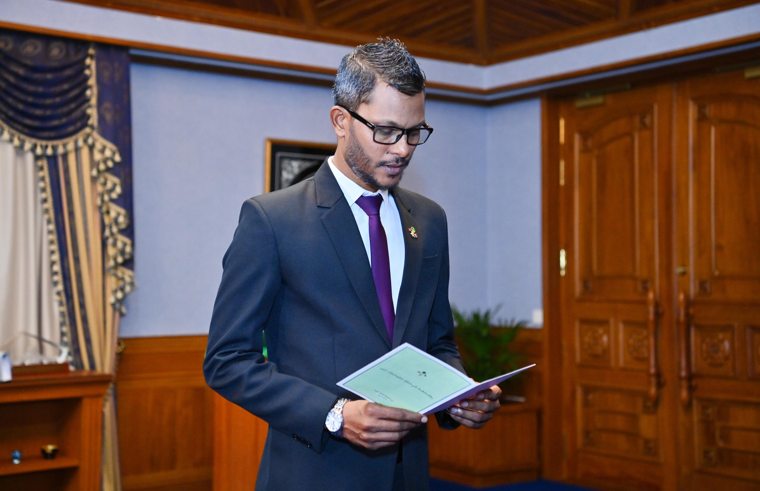 އިލެކްޝަންސް ކޮމިޝަންގެ މެންބަރު ކަމަށް އަލަށް އައްޔަން ކުރެއްވި ހަސަން ޒަކަރިއްޔާ -- ފޮޓޯ: ރައީސް އޮފީސް