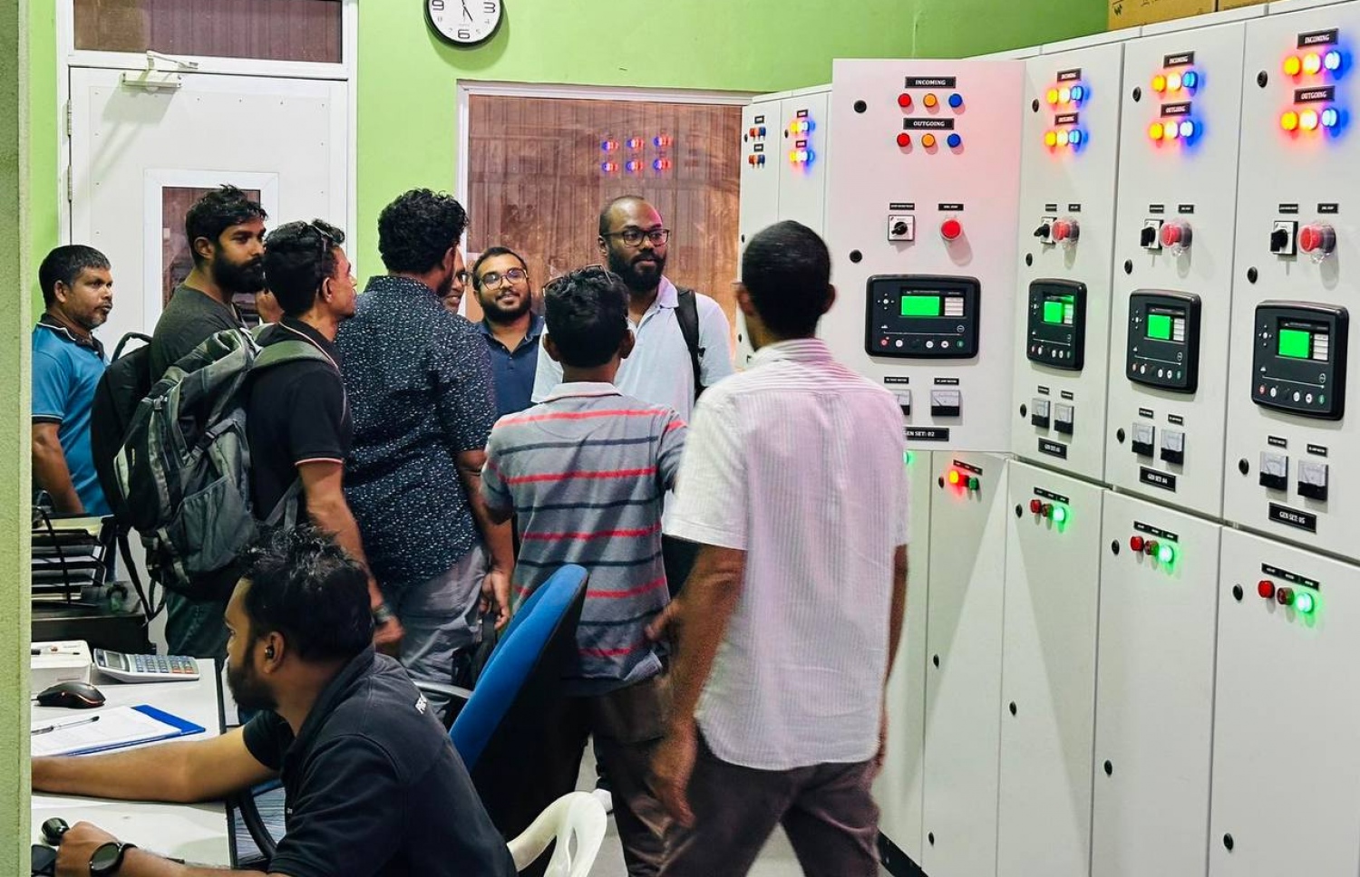ކުޅުދުއްފުށީ ކަރަންޓަށް ދިމާވި މައްސަލައަކުން ކަރަންޓު ކެނޑުމުން ސްޓެލްކޯގެ މުއައްޒަފުން ކުޅުދުއްފުށި ފެނަކަ ބްރާންޗުގައި. --ފޮޓޯ | ސްޓެލްކޯ