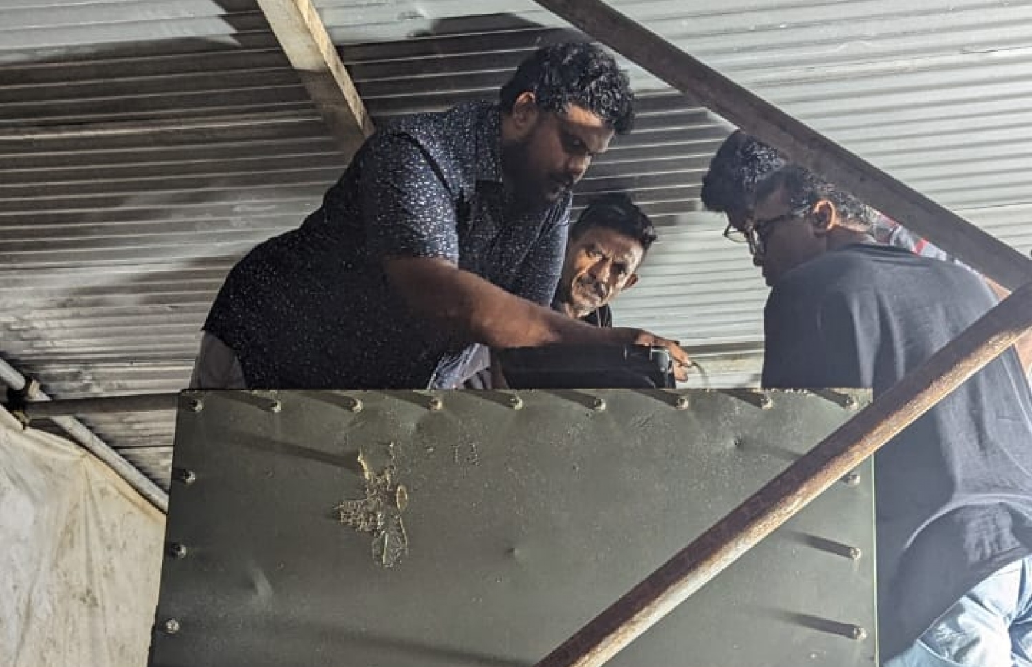 ކުޅުދުއްފުށީ ފެނަކައިގެ މުވައްޒަފުންނާއި ސްޓެލްކޯ މުވައްޒަފުންތަކެއް މަސައްކަތުގައި.-- ފޮޓޯ: ފެނަކަ