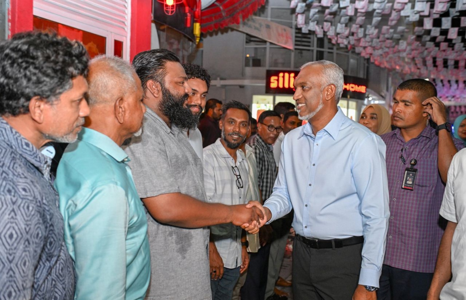 ޕީއެންސީގެ ޓިކެޓުގައި ގަލޮޅު ދެކުނު ދާއިރާ އަށް ވާދަކުރައްވާ އިބްރާހިމް މުހައްމަދު (އިބުޓީ) ގެ ކެމްޕޭން ޖަގަހަ ހުޅުވުމަށް ރޭ ބޭއްވި ރަސްމިއްޔާތުގައި ރައީސް މުއިއްޒު ބައެއް ސަޕޯޓަރުންނާ ސަލާމް ކުރައްވަނީ.