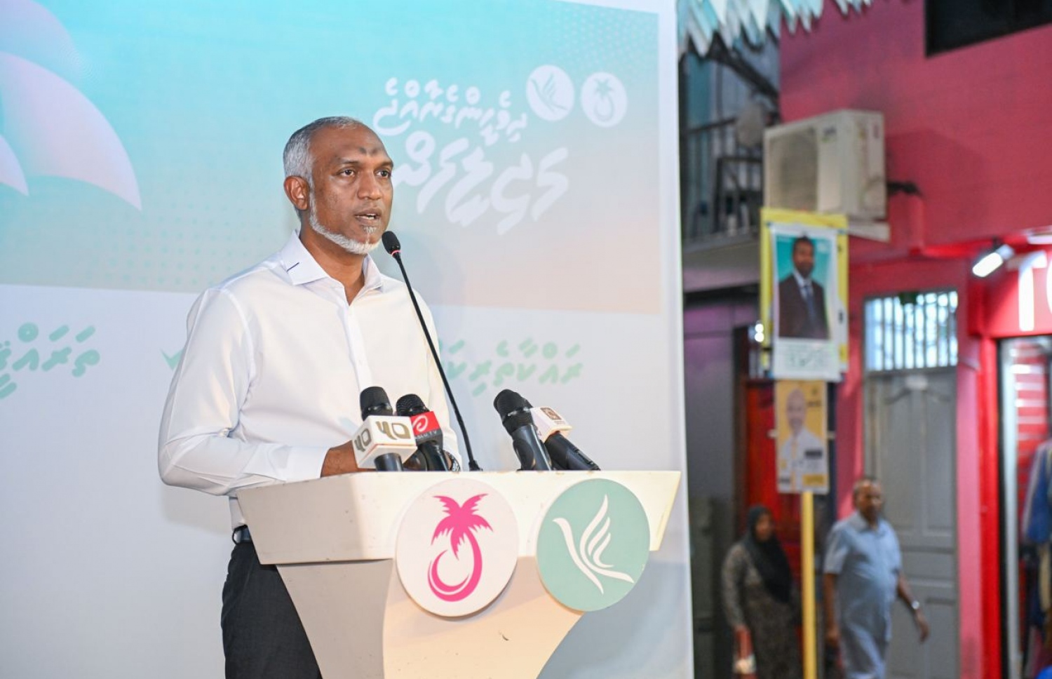 އާދިއްތަ ދުވަހު ބާއްވާ މަޖިލިސް އިންތިހާބުގައި ޕީއެންސީގެ ޓިކެޓުގައި ވާދަކުރައްވާ ގައްދޫ ދާއިރާގެ ކެންޑިޑޭޓް މުހައްމަދު އަލީގެ ކެމްޕެއިނަށް ރޭ މާލޭގައި ބޭއްވި ހަފުލާގައި ރައީސް މުއިއްޒު ވާހަކަފުޅު ދައްކަވަނީ.