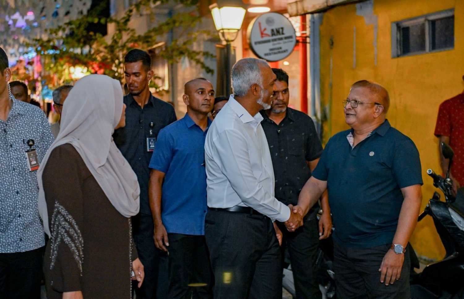 ރޭ މާލޭގައި ބޭއްވި ޕީއެންސީގެ ކެމްޕެއިން ހަރަކާތަށް ރައީސް މުއިއްޒު ވަޑައިގެން ޓްރާންސްޕޯޓް މިނިސްޓްރީގެ ކުރީގެ ސްޓޭޓް މިނިސްޓަރު ޒުހައިރާ ސަލާމް ކުރައްވަނީ.