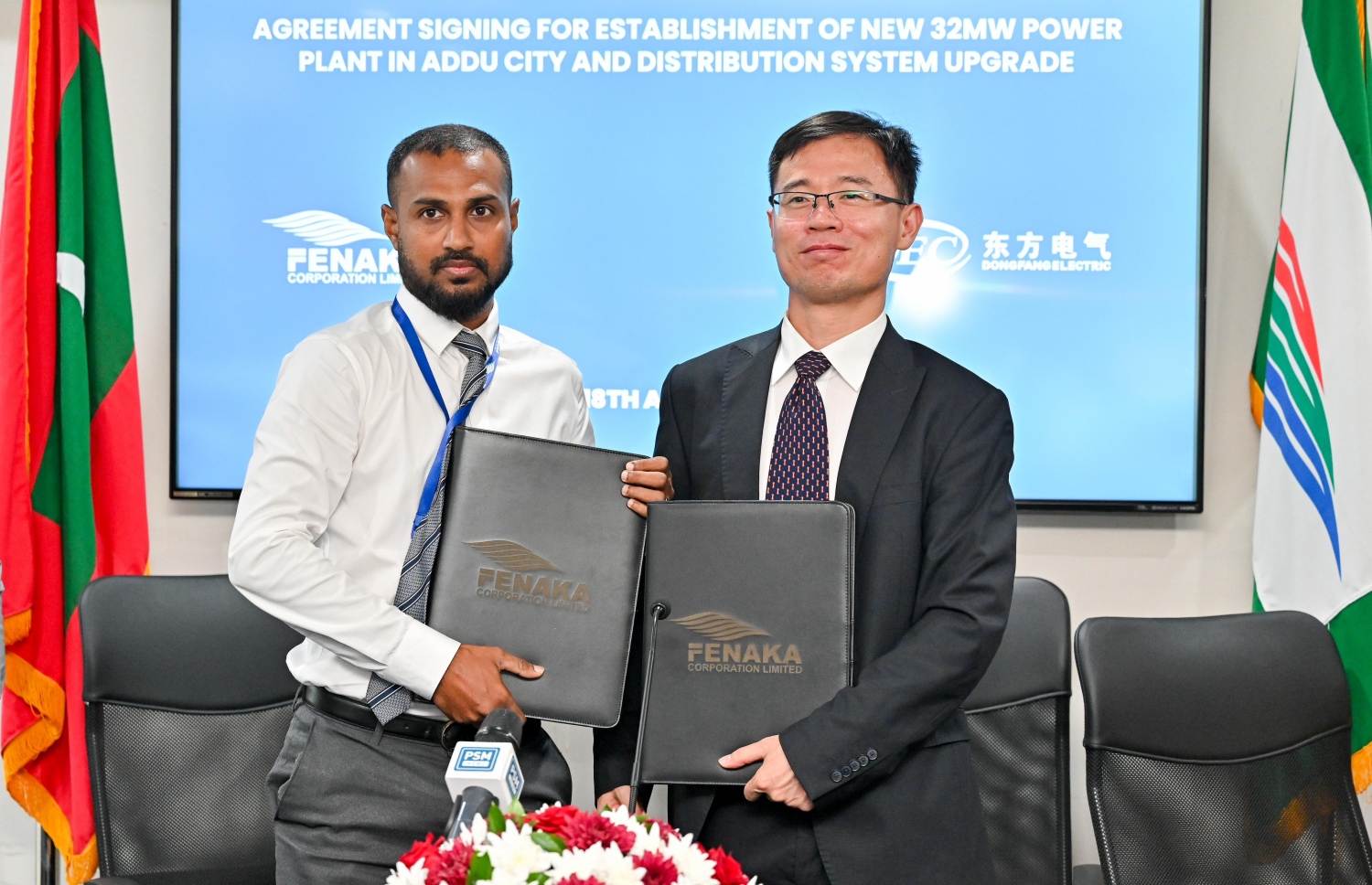 އައްޑޫ ކަރަންޓު މައްސަލަ ހައްލުކުރަން ބޭއްވި ރަސްމިއްޔާތުގައި އެއްބަސްވުމުގައި ސޮއިކުރުމަށް ފަހު ފެނަކަ ކޯޕަރޭޝަންގެ މެނޭޖިން ޑިރެކްޓަރު މުއާޒް މުހައްމަދު ރަޝީދު (ވ) އާއި  ޗައިނާގެ ޑޮންފެންގެ ސަން ޒެންޕިންގް ފޮޓޯއަކަށް ހުއްޓިގެން. -- ފޮޓޯ: ނިޝާން އަލީ / މިހާރު