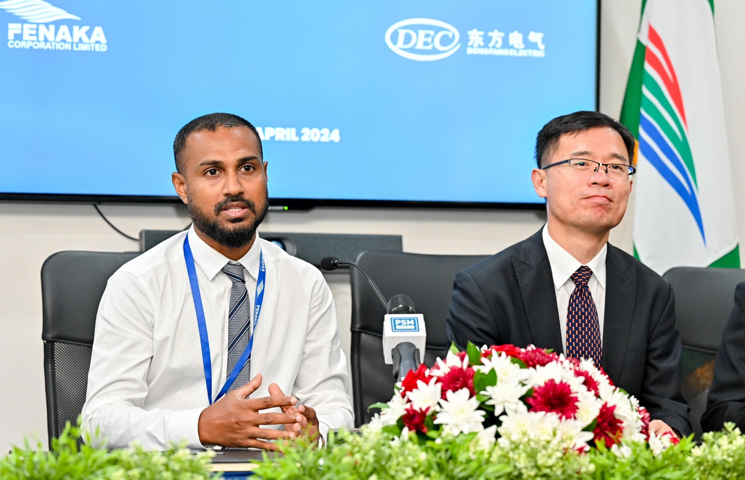 އައްޑޫ ކަރަންޓު މައްސަލަ ހައްލުކުރަން ބޭއްވި ރަސްމިއްޔާތުގައި ފެނަކަ ކޯޕަރޭޝަންގެ މެނޭޖިން ޑިރެކްޓަރު މުއާޒް މުހައްމަދު ރަޝީދު (ވ) އާއި  ޗައިނާގެ ޑޮންފެންގެ ސަން ޒެންޕިންގް. -- ފޮޓޯ: ނިޝާން އަލީ / މިހާރު