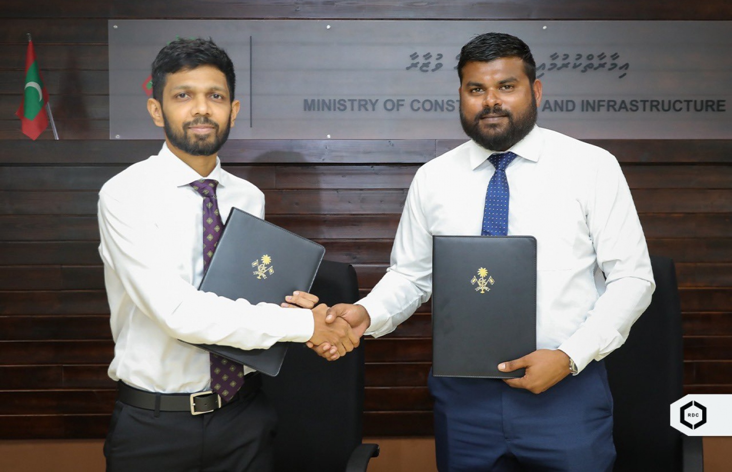 ތިން ރަށެއްގެ މަގު ހެދުމުގެ މަޝްރޫއު އާރުޑީސީއާ ހަވާލުކުރުމަށް އެއްބަސްވުމުގައި ސޮއިކުރުމަށް ބޭއްވި ރަސްމިއްޔާތުގައި ކޮންސްޓްރަކްޝަން މިނިސްޓްރީގެ ސްޓޭޓް މިނިސްޓަރު އިބްރާހިމް ތޮއާމް މުހައްމަދު (ވ) އާއި އާރުޑީސީގެ ޑެޕިއުޓީ މެނޭޖިން ޑިރެކްޓަރު މުހައްމަދު ނަބީހު އަފީފު އެއްބަސްވުން ބަދަލުކުރައްވަނީ.-- ފޮޓޯ: އާރުޑީސީ