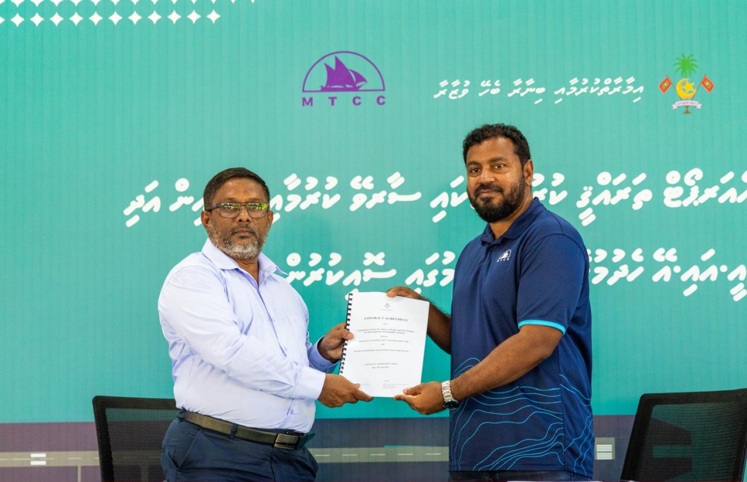 ށ. ކޮމަންޑޫގައި އެއާޕޯޓް އެޅުމަށް އެއްބަސްވުން ބަދަލުކުރުން.-- ފޮޓޯ: ކޮންސްޓްރަކްޝަން މިނިސްޓްރީ