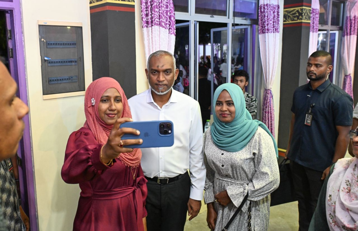 ރައީސް މުއިއްޒު ފުވައްމުލަކުގެ ސެ ސަޕޯޓަރަކާ އެކު ރޭ ސެލްފީއެއް ނަންގަވަނީ