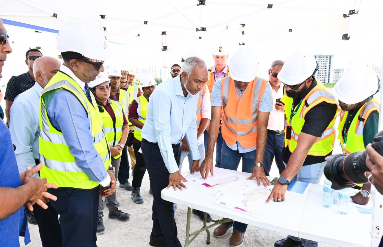 މިދިޔަ ސަރުކާރުން ގޯތި ދޫކޮށްފައިވާ ގުޅިފަޅު މަޝްރޫއު ކުރިއަށްދާ ގޮތް ރައީސް ޑރ. މުހައްމަދު މުއިއްޒު ބައްލަވާލައްވަނީ -- ފޮޓޯ: ފަޔާޒް މޫސާ/ މިހާރު