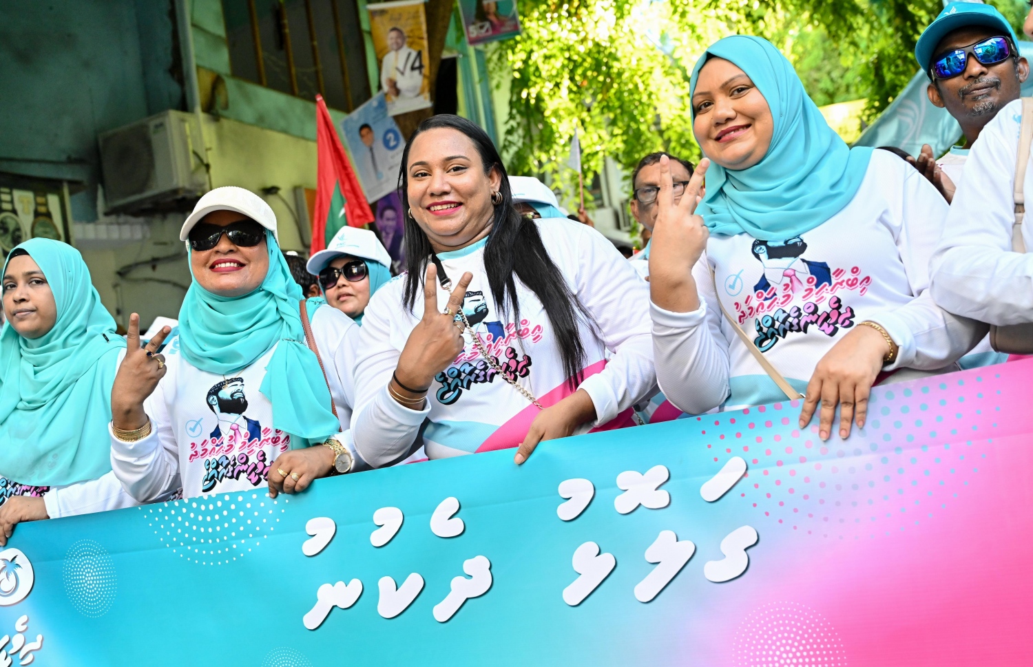 އޭޕްރީލް 20، 2024 - މާލެ: މާދަމާ އޮންނަ ރައްޔިތުންގެ މަޖިލިސްގެ އިންތިހާބުގެ ކެމްޕެއިން ނިންމަށް، ޕީއެންސީން ބޭއްވި ހިނގާލުމުގައި ގަލޮޅު ދެކުނު ދާއިރާ ތަމްސީލުކުރާ ބަޔަކު ކެންޑިޑޭޓުގެ ނަންބަރު ދައްކާލަނީ. -- ފޮޓޯ: ނިޝާން އަލީ | މިހާރު