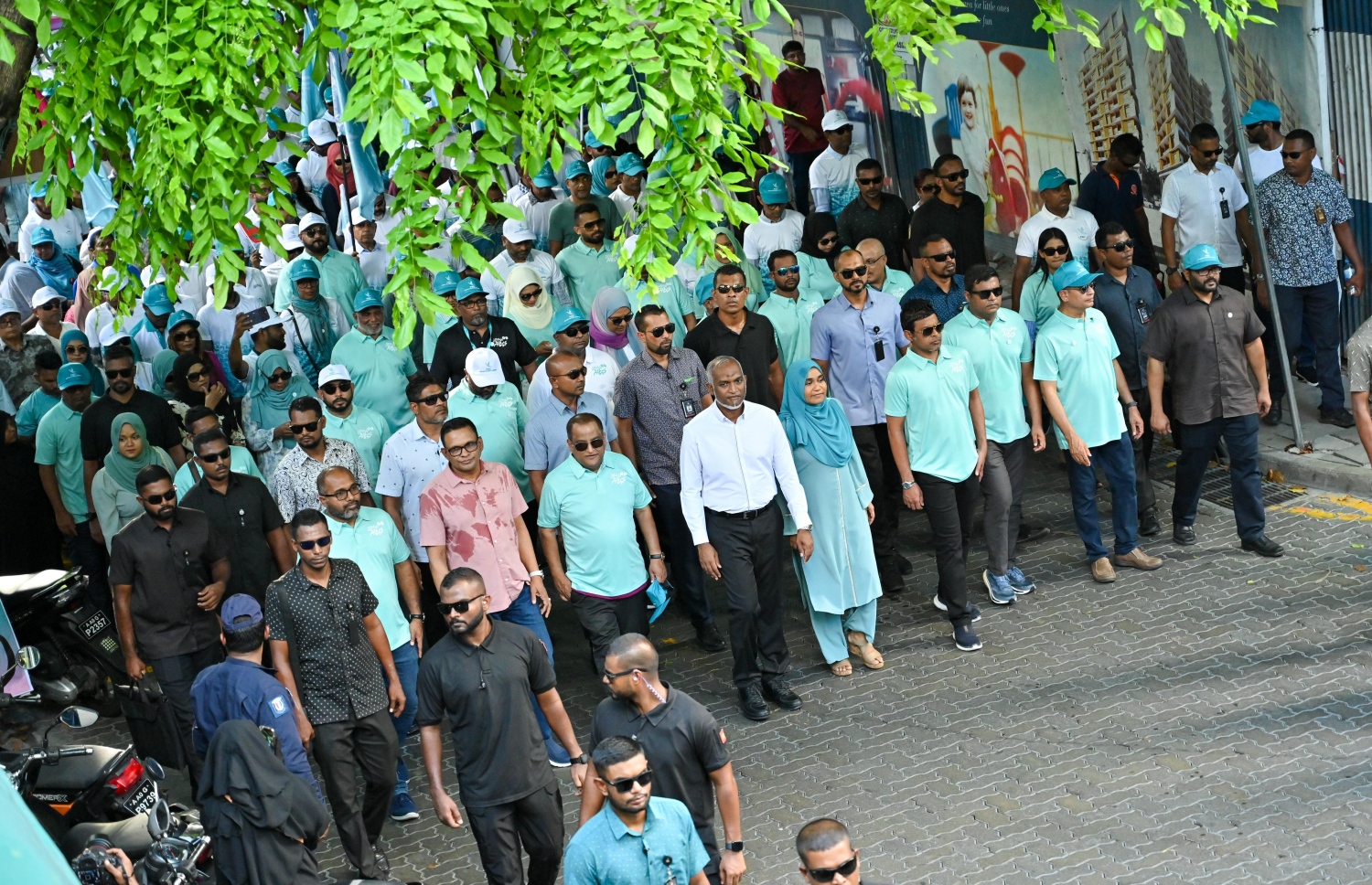 އޭޕްރީލް 20، 2024 - މާލެ: މާދަމާ އޮންނަ ރައްޔިތުންގެ މަޖިލިސްގެ އިންތިހާބުގެ ކެމްޕެއިން ނިންމަށް، ޕީއެންސީން ބޭއްވި ހިނގާލުމުގައި ރައީސް ޑރ. މުހައްމަދު މުއިއްޒު އާއި އަނބިކަނބަލުން ސާޖިދާ މުހައްމަދު ބައިވެރިވެ ވަޑައިގަންނަވަނީ. -- ފޮޓޯ: ނިޝާން އަލީ | މިހާރު