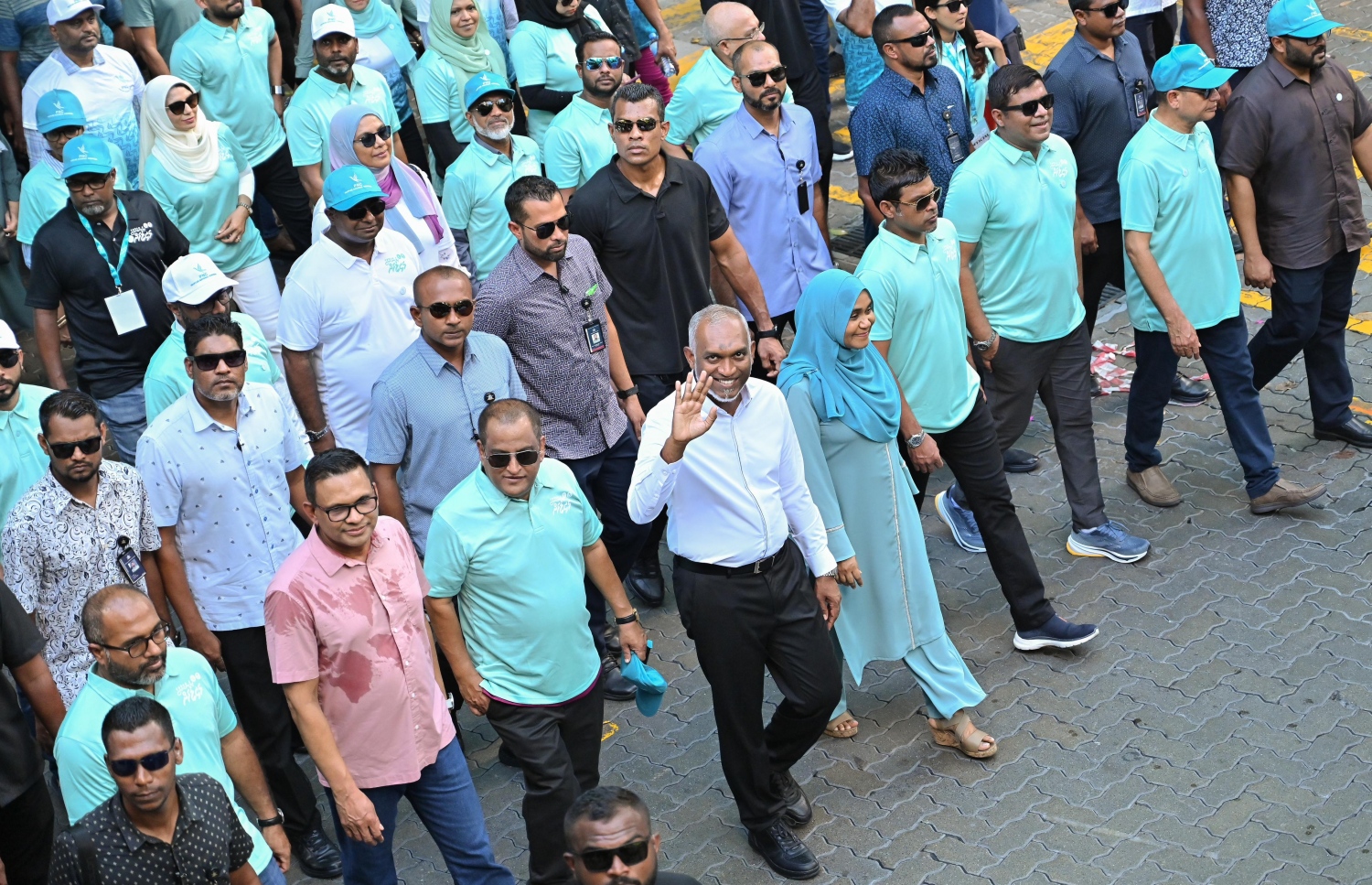 އޭޕްރީލް 20، 2024 - މާލެ: މާދަމާ އޮންނަ ރައްޔިތުންގެ މަޖިލިސްގެ އިންތިހާބުގެ ކެމްޕެއިން ނިންމަށް، ޕީއެންސީން ބޭއްވި ހިނގާލުމުގައި ރައީސް ޑރ. މުހައްމަދު މުއިއްޒު އާއި އަނބިކަނބަލުން ސާޖިދާ މުހައްމަދާ ބައިވެރިވެ ވަޑައިގަންނަވަނީ: ސަރުކާރުގެ އިސް ވެރިންނާއި ގިނަ އަދަދެއްގެ ސަޕޯޓަރުން ހިނގާލުމުގައި ބައިވެރިވި. -- ފޮޓޯ: ނިޝާން އަލީ | މިހާރު