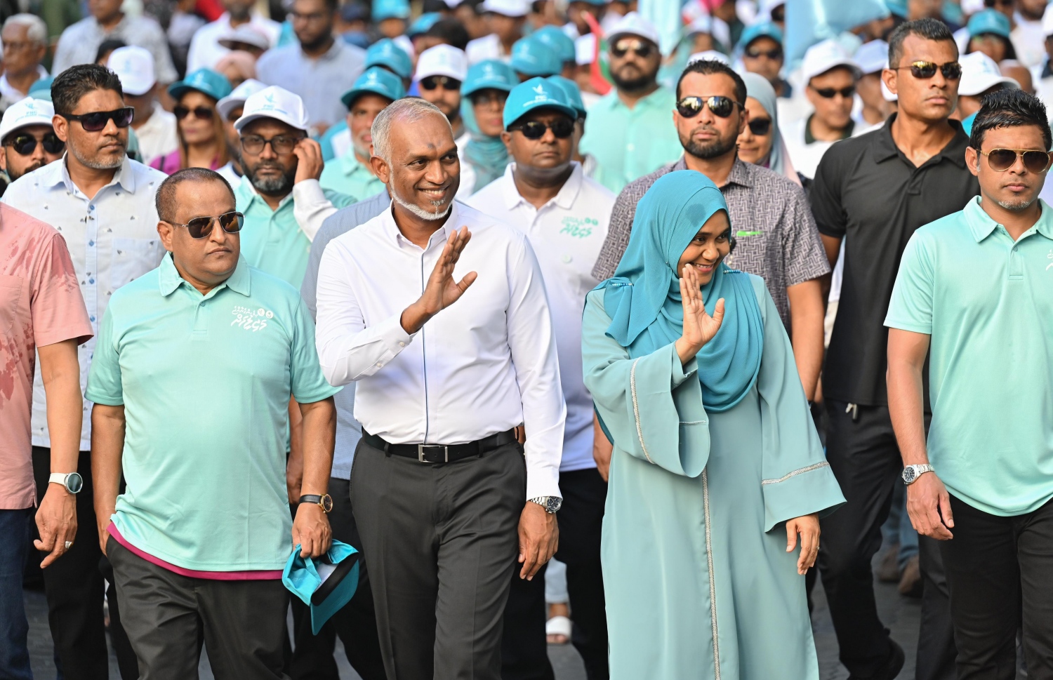 އޭޕްރީލް 20، 2024 - މާލެ: މާދަމާ އޮންނަ ރައްޔިތުންގެ މަޖިލިސްގެ އިންތިހާބުގެ ކެމްޕެއިން ނިންމަށް، ޕީއެންސީން ބޭއްވި ހިނގާލުމުގައި ރައީސް ޑރ. މުހައްމަދު މުއިއްޒު އާއި އަނބިކަނބަލުން ސާޖިދާ މުހައްމަދު ބައިވެރިވެ ވަޑައިގަންނަވަނީ: މި ހިނގާލުމުގައި ގިނަ އަދަދެއްގެ ބަޔަކު ބައިވެރިވި. -- ފޮޓޯ: ނިޝާން އަލީ | މިހާރު