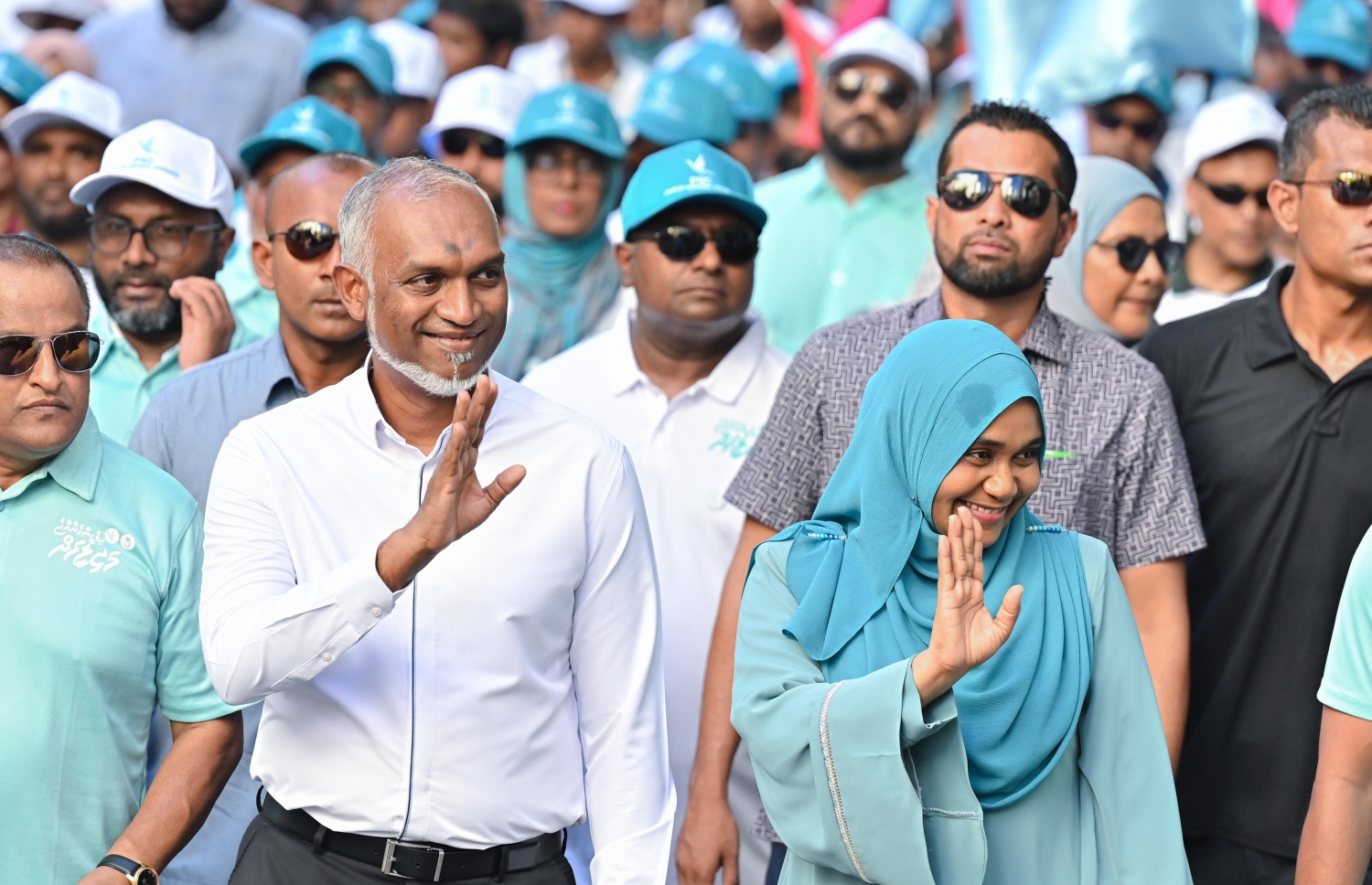 އޭޕްރީލް 20، 2024 - މާލެ: މާދަމާ އޮންނަ ރައްޔިތުންގެ މަޖިލިސްގެ އިންތިހާބުގެ ކެމްޕެއިން ނިންމަށް، ޕީއެންސީން ބޭއްވި ހިނގާލުމުގައި ރައީސް ޑރ. މުހައްމަދު މުއިއްޒު އާއި އަނބިކަނބަލުން ސާޖިދާ މުހައްމަދު ބައިވެރިވެ ވަޑައިގަންނަވަނީ. -- ފޮޓޯ: ނިޝާން އަލީ | މިހާރު
