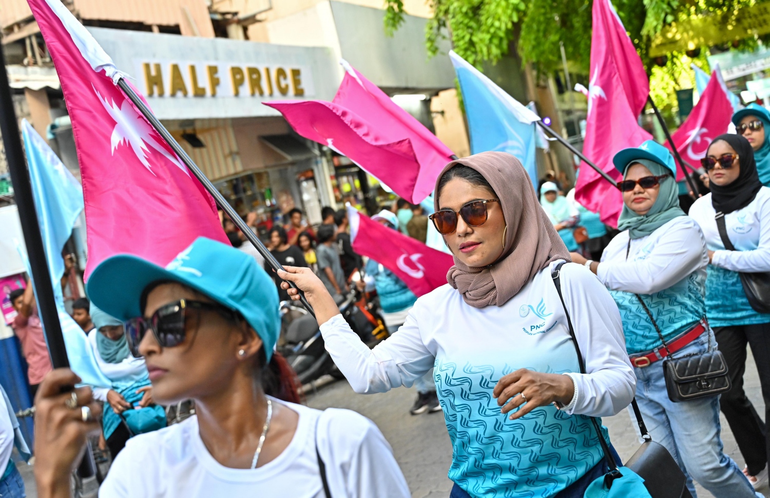 އޭޕްރީލް 20، 2024 - މާލެ: މާދަމާ އޮންނަ ރައްޔިތުންގެ މަޖިލިސްގެ އިންތިހާބުގެ ކެމްޕެއިން ނިންމަށް ޕީއެންސީން ބޭއްވި ހިނގާލުމުގައި ސަޕޯޓަރުން ބައިވެރިވަނީ. -- ފޮޓޯ: ނިޝާން އަލީ | މިހާރު