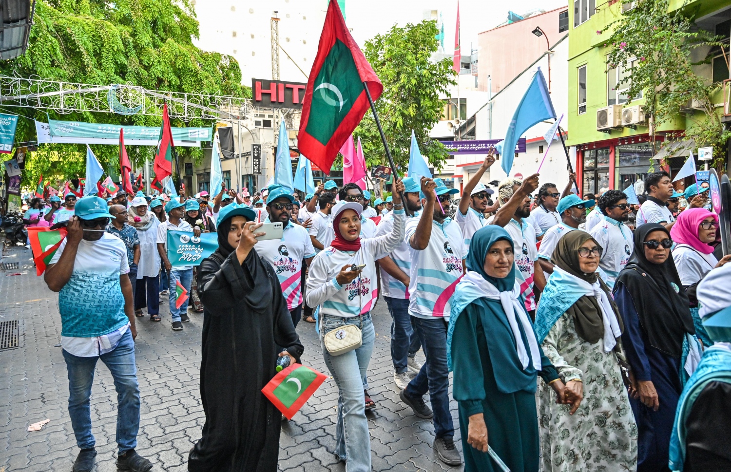 އޭޕްރީލް 20، 2024 - މާލެ: މާދަމާ އޮންނަ ރައްޔިތުންގެ މަޖިލިސްގެ އިންތިހާބުގެ ކެމްޕެއިން ނިންމަށް ޕީއެންސީން ބޭއްވި ހިނގާލުމުގައި ސަޕޯޓަރުން ބައިވެރިވަނީ. -- ފޮޓޯ: ނިޝާން އަލީ | މިހާރު