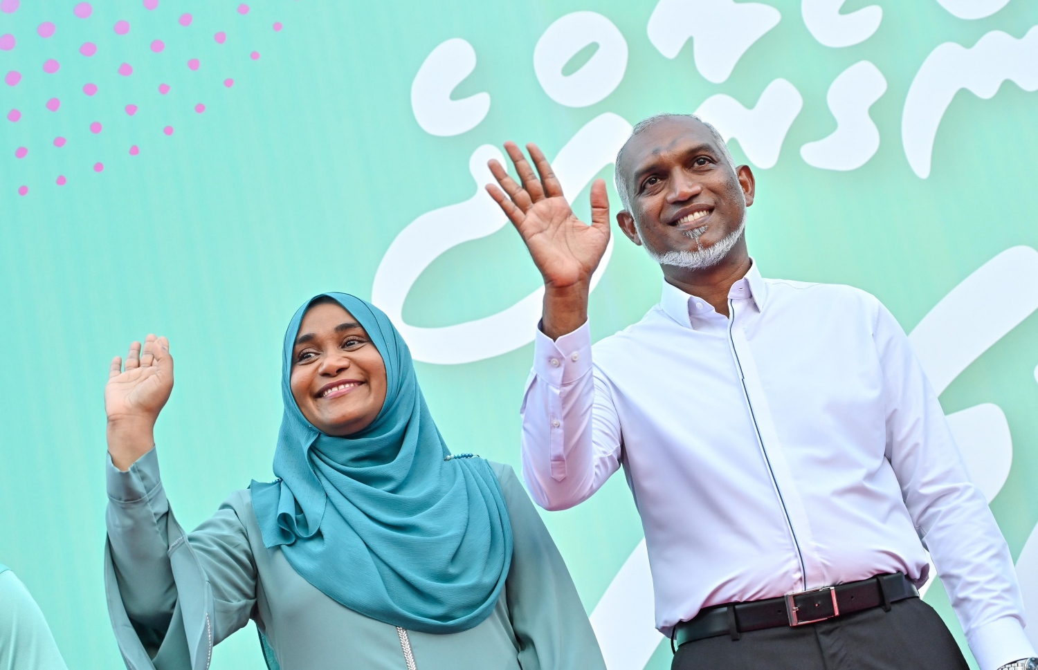 އޭޕްރީލް 20، 2024 - މާލެ: މާދަމާ އޮންނަ ރައްޔިތުންގެ މަޖިލިސްގެ އިންތިހާބުގެ ކެމްޕެއިން ނިންމަށް ޕީއެންސީން ބޭއްވި ހިނގާލުމުގައި ރައީސް ޑރ. މުހައްމަދު މުއިއްޒުގެ ދެކަނބަލުން ސަޕޯޓަރުންނާ ބައްދަލުކުރައްވަނީ. -- ފޮޓޯ: ނިޝާން އަލީ | މިހާރު