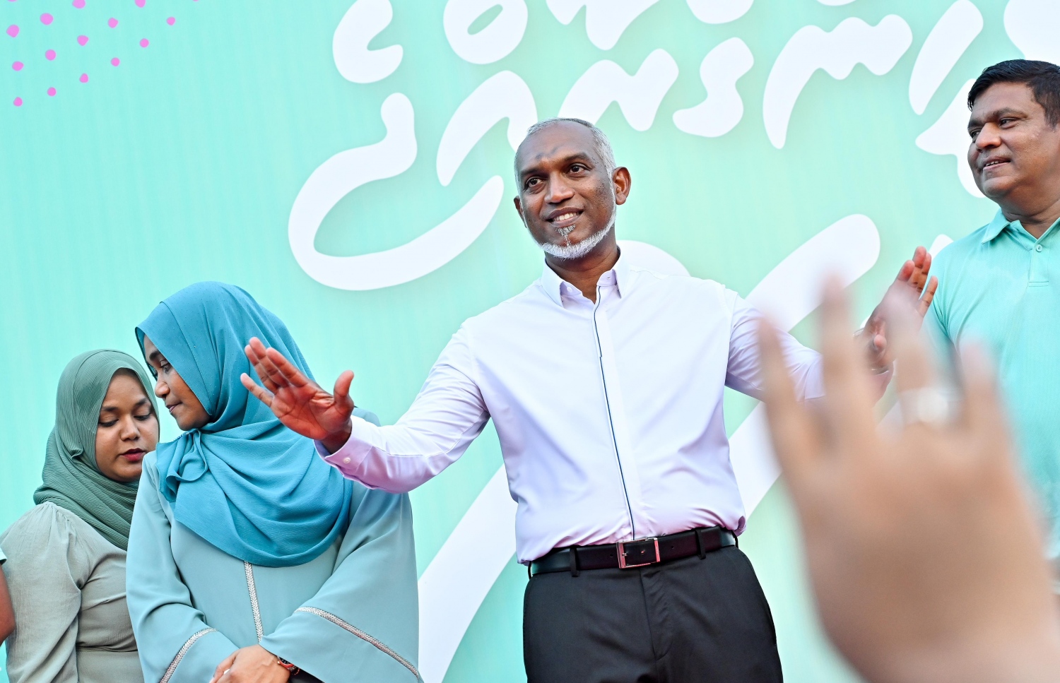އޭޕްރީލް 20، 2024 - މާލެ: މާދަމާ އޮންނަ ރައްޔިތުންގެ މަޖިލިސްގެ އިންތިހާބުގެ ކެމްޕެއިން ނިންމަށް ޕީއެންސީން ބޭއްވި ހިނގާލުމުގައި ރައީސް ޑރ. މުހައްމަދު މުއިއްޒު ސަޕޯޓަރުންނާ ބައްދަލުކުރައްވަނީ. -- ފޮޓޯ: ނިޝާން އަލީ | މިހާރު