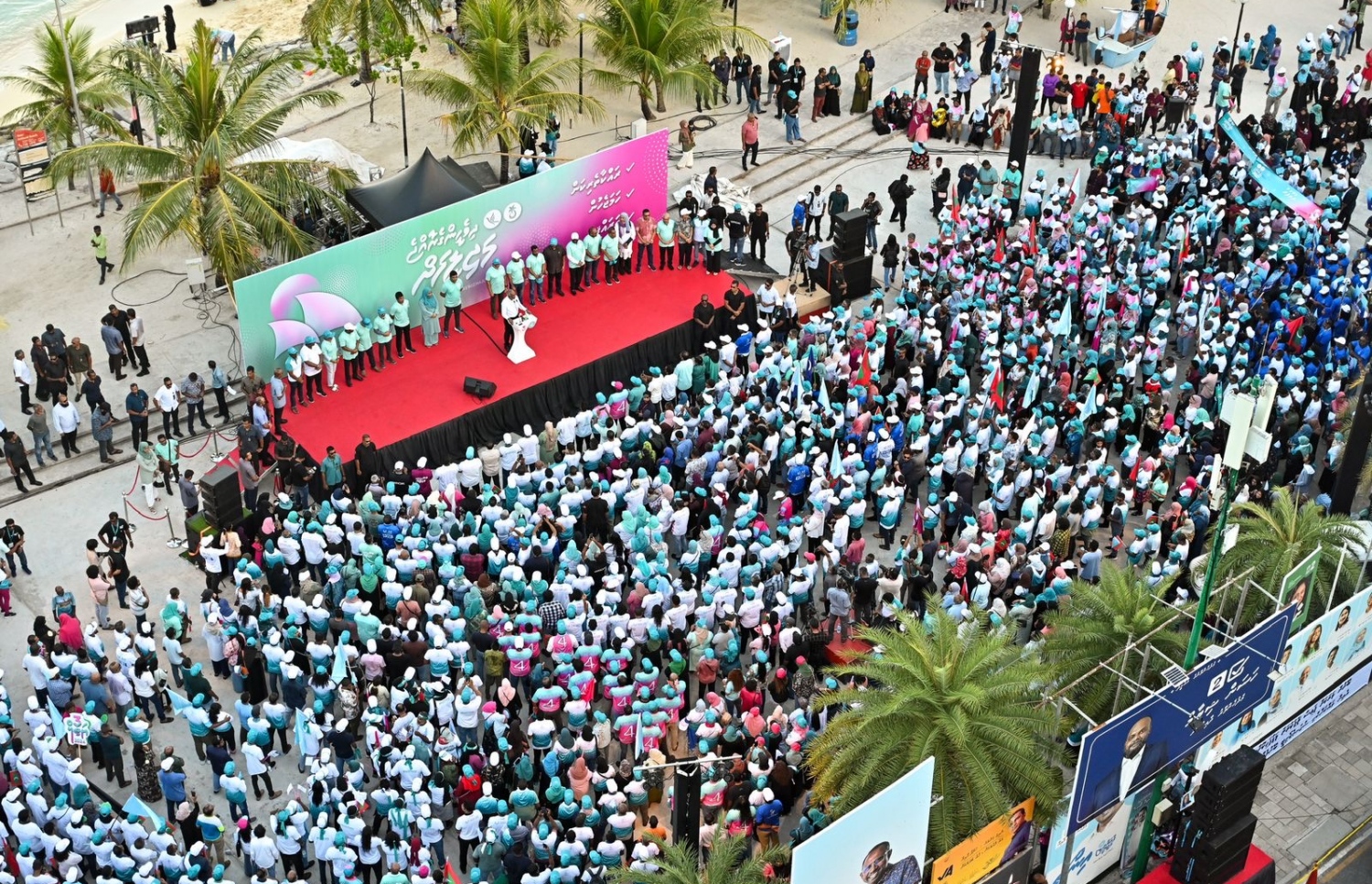 އޭޕްރީލް 20، 2024 - މާލެ: މާދަމާ އޮންނަ ރައްޔިތުންގެ މަޖިލިސްގެ އިންތިހާބުގެ ކެމްޕެއިން ނިންމަށް ޕީއެންސީން ބޭއްވި ހިނގާލުމުގައި ބައިވެތިވި ސަޕޯޓަރުން އާޓިފިޝަލް ބީޗަށް ޖަމާވެފައި. -- ފޮޓޯ: ނިޝާން އަލީ | މިހާރު