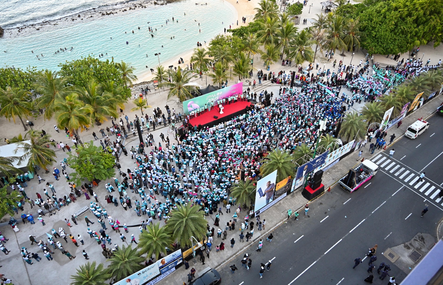 އޭޕްރީލް 20، 2024 - މާލެ: މާދަމާ އޮންނަ ރައްޔިތުންގެ މަޖިލިސްގެ އިންތިހާބުގެ ކެމްޕެއިން ނިންމަށް ޕީއެންސީން ބޭއްވި ހިނގާލުމުގައި ބައިވެތިވި ސަޕޯޓަރުން އާޓިފިޝަލް ބީޗަށް ޖަމާވެފައި. -- ފޮޓޯ: ނިޝާން އަލީ | މިހާރު