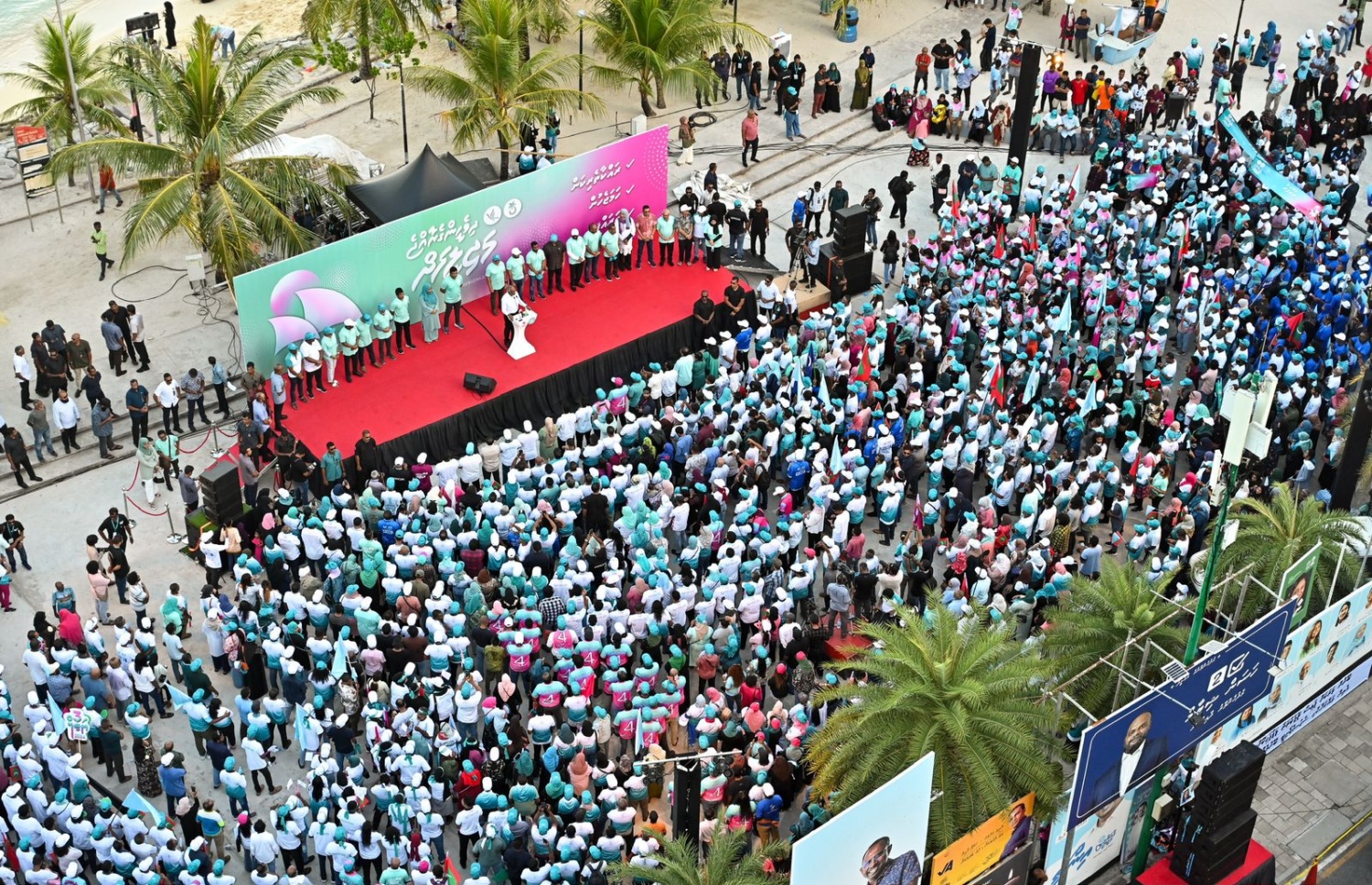 މާދަމާ އޮންނަ މަޖިލިސް އިންތިހާބުގެ ކެމްޕޭނު ނިންމައިލުމަށް އާޓިފިޝަލް ބީޗުގައި ޕީޕީއެމް/ޕީއެންސީން ބޭއްވި ހިނގާލުމަށްފަހު ރައީސް މުއިއްޒު ވާހަކަ ދައްކަވަނީ. --ފޮޓޯ: ނިޝާން އަލީ | މިހާރު