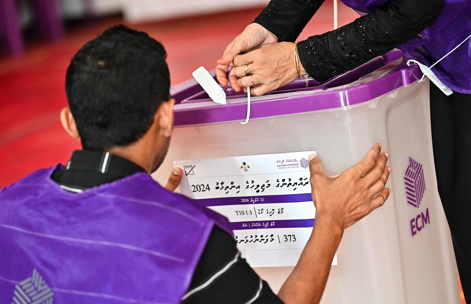 ވޯޓު ލާ މަރުކަޒެއްގައި އޮފިޝަލުން ހަރަކާތްތެރި ވަނީ: 93 ދާއިރާ އަކަށް މެމްބަރުން ހޮވުމަށް ރާއްޖޭގެ އެކި ހިސާބުގައި 602 ވޯޓު ފޮށި ބަހައްޓާނެ -- ފޮޓޯ: ނިޝާން އަލީ/ މިހާރު