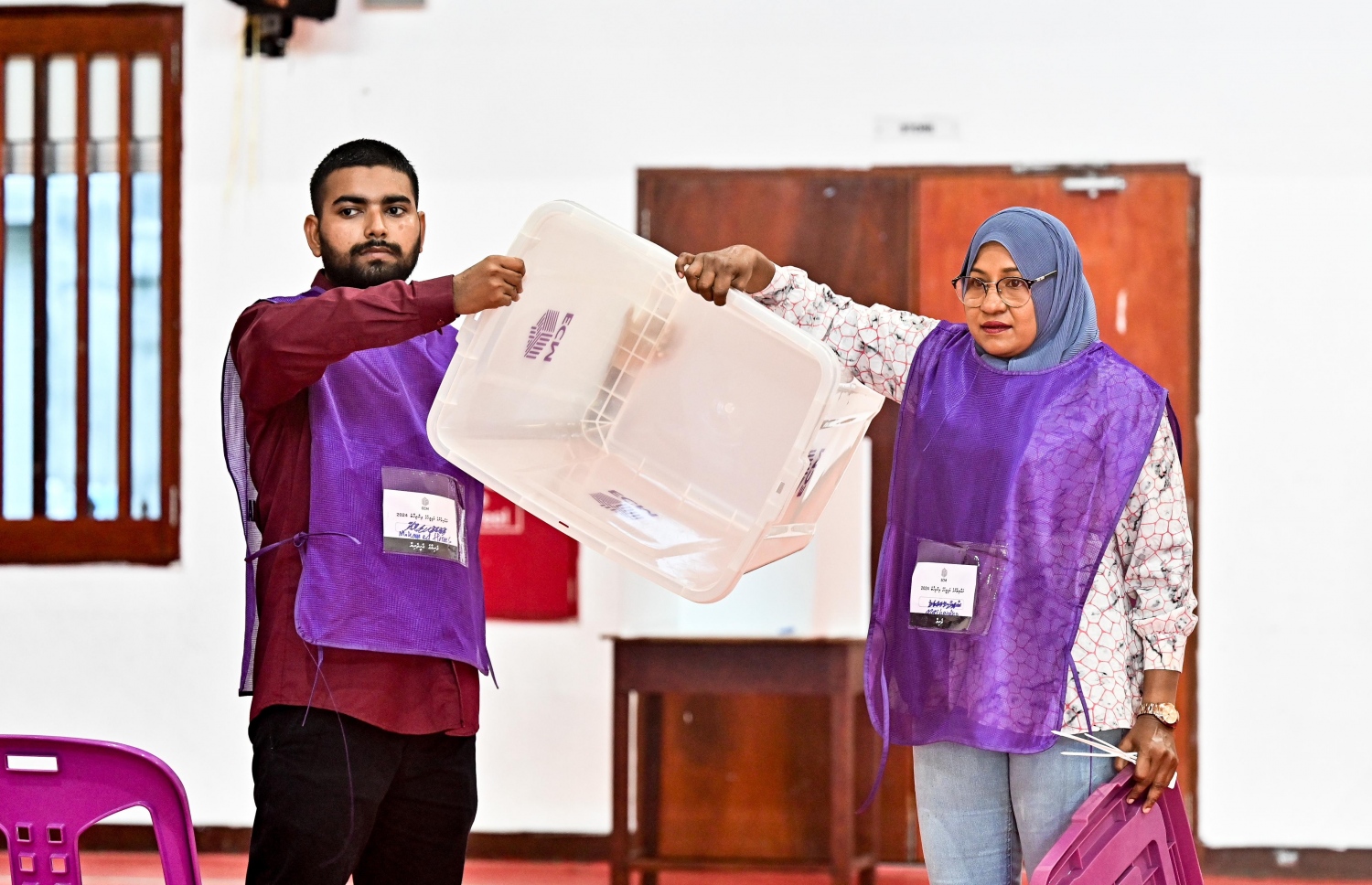 ވޯޓު ލާ މަރުކަޒެއްގައި އޮފިޝަލުން ހަރަކާތްތެރިވަނީ: 93 ދާއިރާ އަކަށް މެމްބަރުން ހޮވުމަށް ރާއްޖޭގެ އެކި ހިސާބުގައި 602 ވޯޓު ފޮށި ބަހައްޓާނެ -- ފޮޓޯ: ނިޝާން އަލީ/ މިހާރު