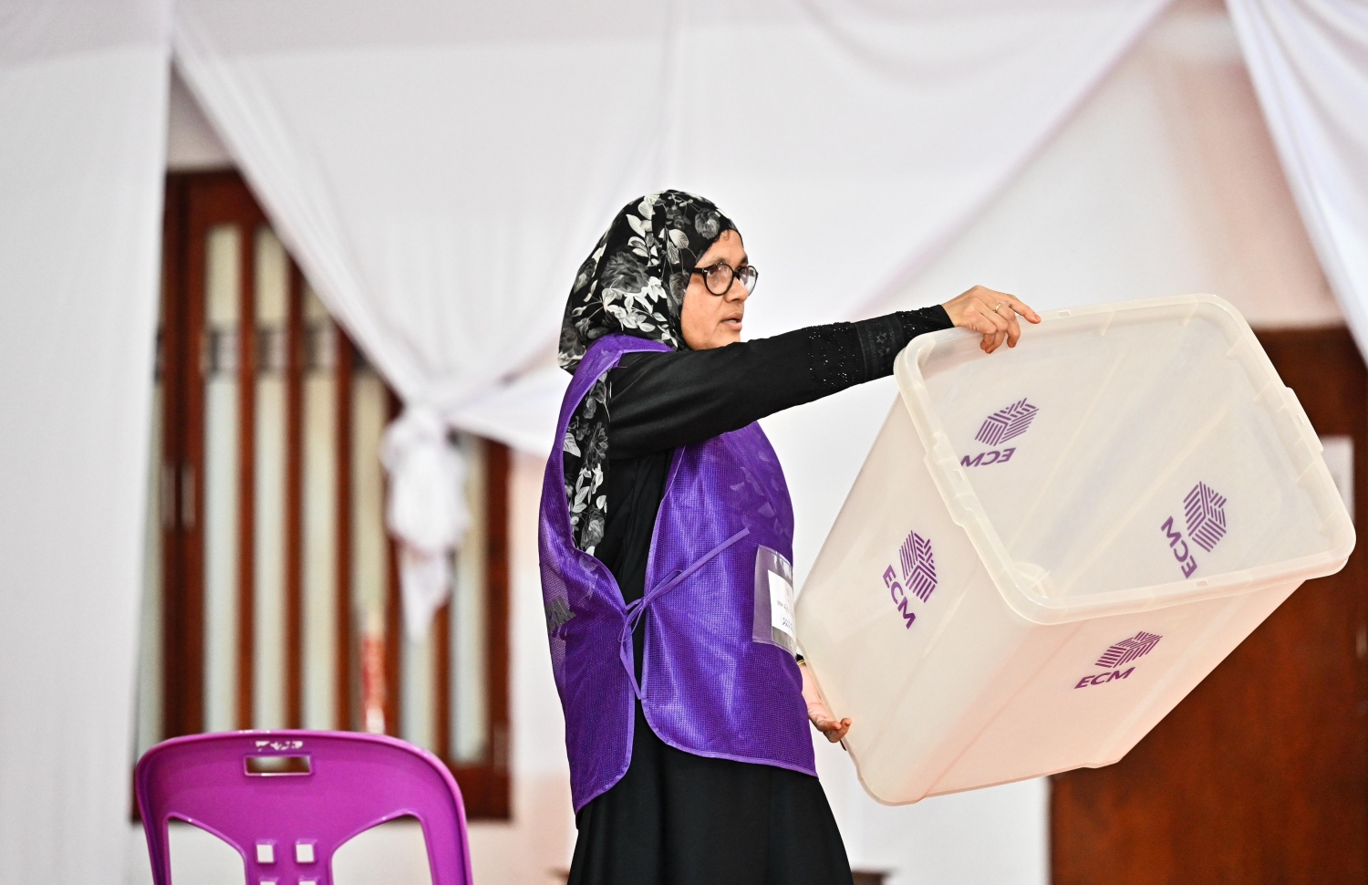 ވޯޓު ލާ މަރުކަޒެއްގައި އޮފިޝަލުން ހަރަކާތްތެރި ވަނީ: 93 ދާއިރާ އަކަށް މެމްބަރުން ހޮވުމަށް ރާއްޖޭގެ އެކި ހިސާބުގައި 602 ވޯޓު ފޮށި ބަހައްޓާނެ -- ފޮޓޯ: ނިޝާން އަލީ/ މިހާރު