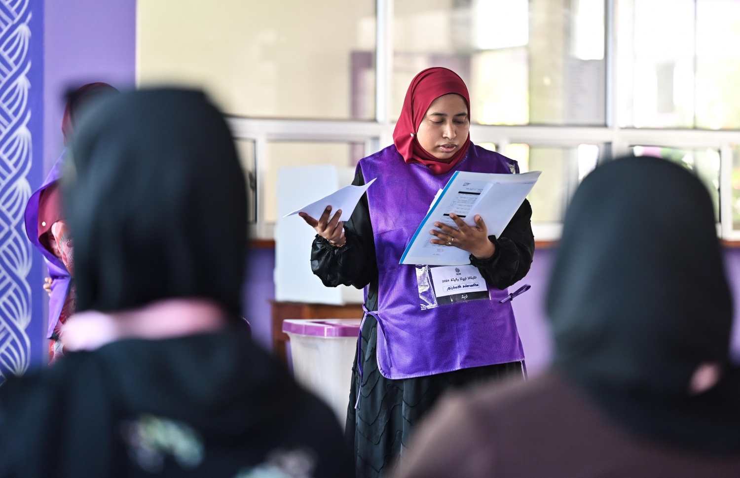 މާލޭގައި ބަހައްޓާފައިވާ ވޯޓުފޮއްޓެއް ހުޅުވުމުގެ ކުރިން އީސީގެ އޮފިޝަލަކު ބައެއް މައުލޫމާތުތައް ޗެކް ކުރަނީ.---ފޮޓޯ: ނިޝާން އަލީ| މިހާރު