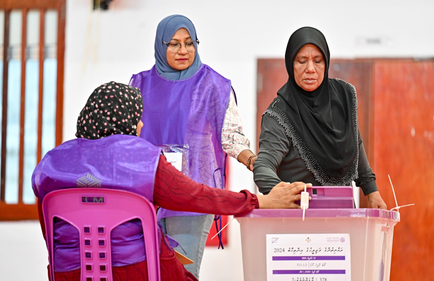 ވޯޓު ލާ މަރުކަޒެއްގައި މިއަދު އޮފިޝަލުން ހަރަކާތްތެރިވަނީ: 93 ދާއިރާ އަކަށް މެމްބަރުން ހޮވުމަށް ރާއްޖޭގެ އެކި ހިސާބުގައި 602 ވޯޓު ފޮށި ބަހައްޓާނެ -- ފޮޓޯ: ނިޝާން އަލީ/ މިހާރު