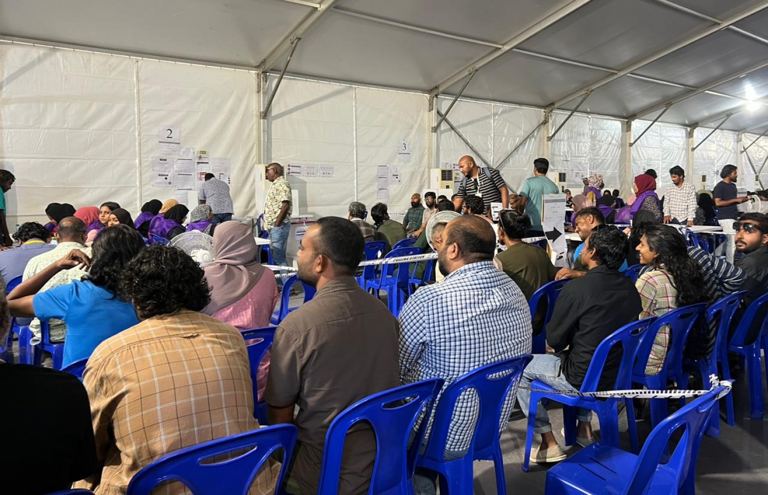 މާފަންނު ސްޓޭޑިއަމްގައި ބަހައްޓާފައިވާ މަރުކަޒުތަކަށް ވޯޓުލާން ގޮސް ތިބި މީހުން އިށީނދެގެން.---ފޮޓޯ: އިފްރާޒް އަލީ| މިހާރު