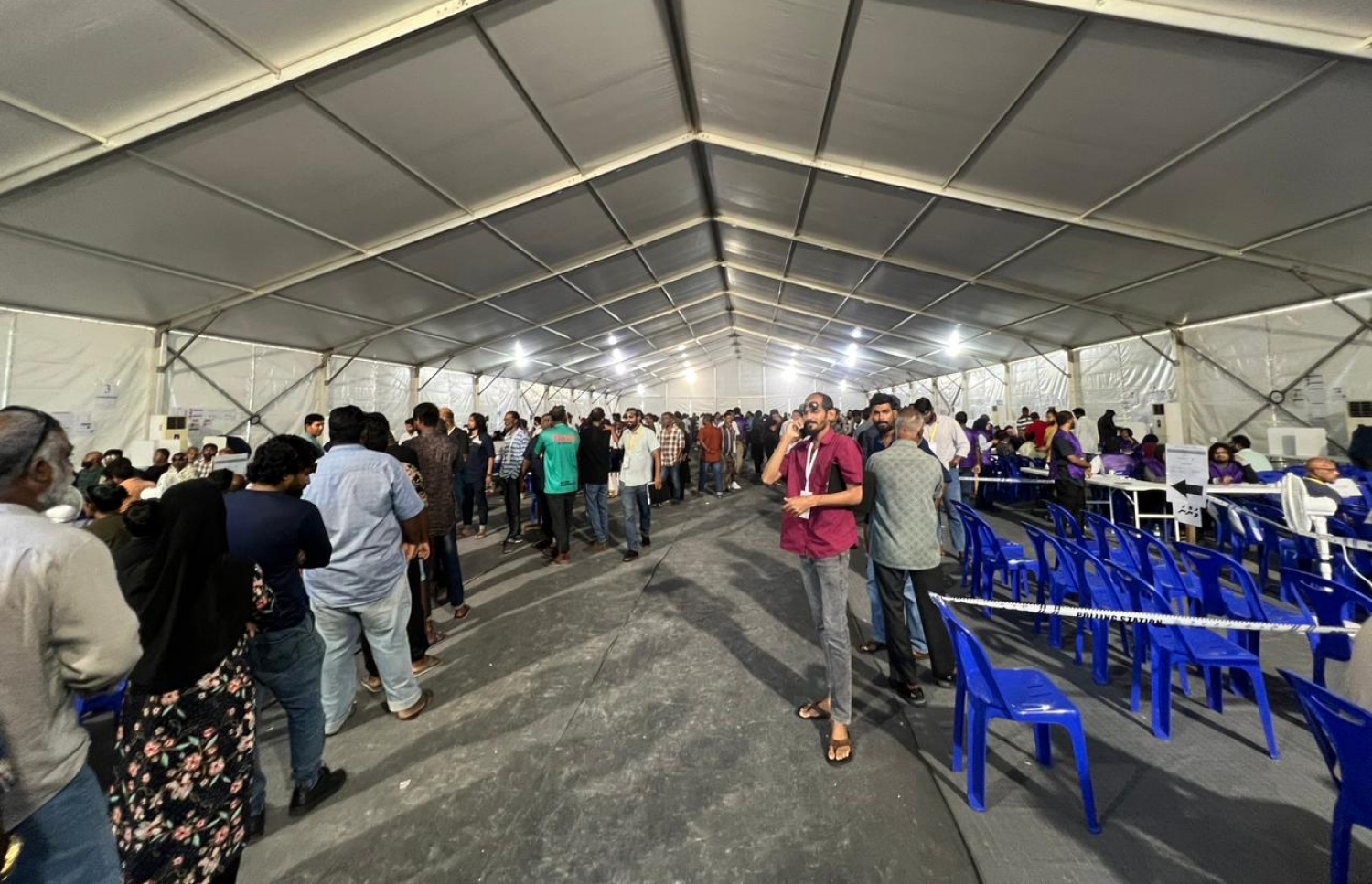 މާލޭގައި ވޯޓު ލާ މާރުކަޒެއްގައި މިއަދު ހެނދުނު ބަޔަކު ވޯޓު ލާން ގޮސް: ވޯޓު ލުން މިއދު ހަވީރު 5:30 އާ ހަމައަށް ކުރިއަށް ދާނެ -- ފޮޓޯ: ނިޝާން އަލީ/ މިހާރު