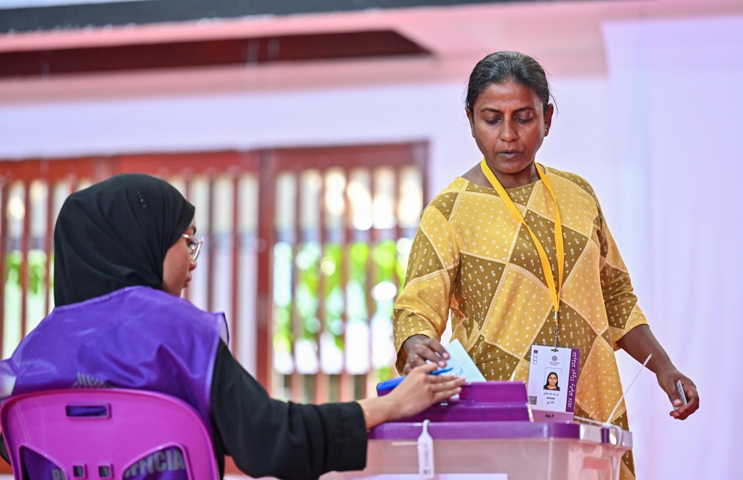 ކެންޑިޑޭޓެއްގެ މަންދޫބަކު މިއަދުގެ އިންތިހާބުގައި ވޯޓުލަނީ.---ފޮޓޯ: ނިޝާން އަލީ| މިހާރު