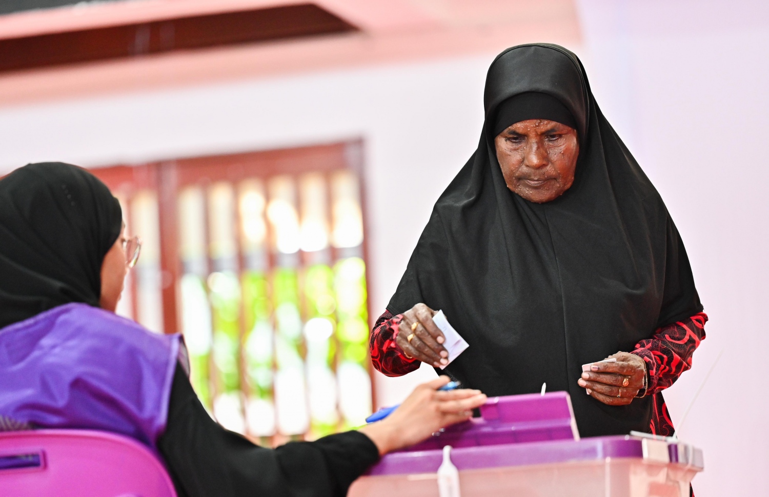 މާލޭގައި ބަހައްޓާފައިވާ ވޯޓު ފޮއްޓަކަށް މީހަކު މިއަދު ވޯޓުލަނީ.---ފޮޓޯ: ނިޝާން އަލީ| މިހާރު